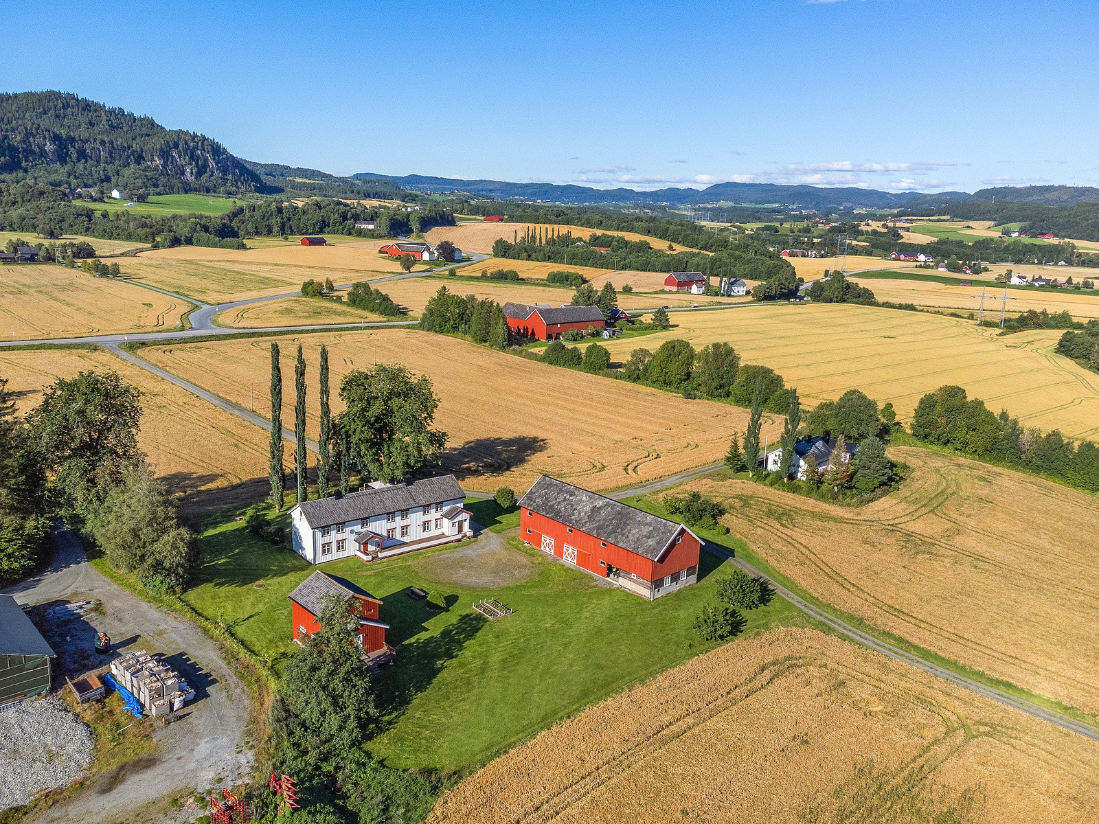 Stjørdal - Gårdsbruk på 726 dekar, hvorav 223 dekar fulldyrket. Nært sentrum. Laksevald m/utleiehytte. Jaktrettigheter.