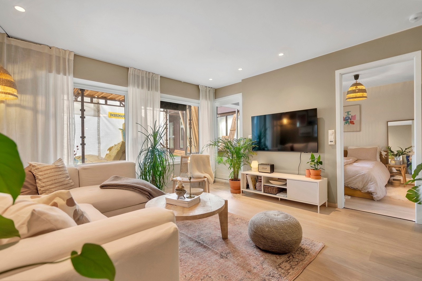 Fra stuen er det utgang til en sydvendt balkong. (Stilaset utenfor skyldes borettslagets pågående arbeid) Galleribilde