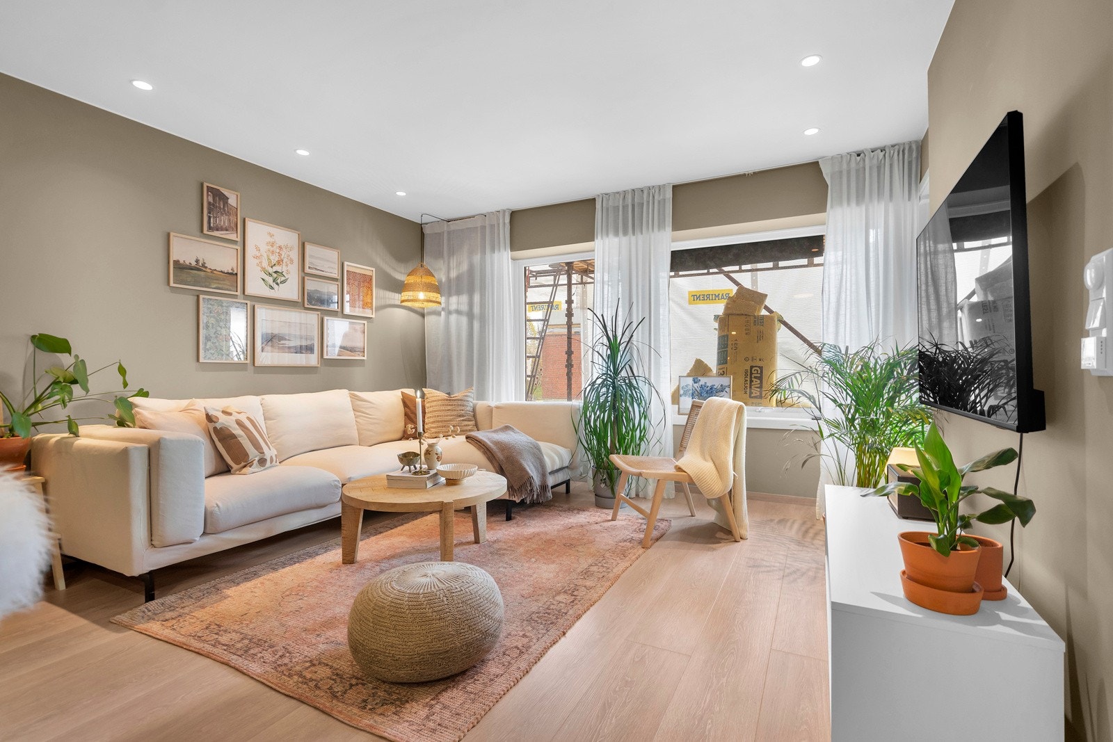 God plass til en romslig sofagruppe og TVseksjon. (Stilaset utenfor skyldes borettslagets pågående arbeid) Galleribilde