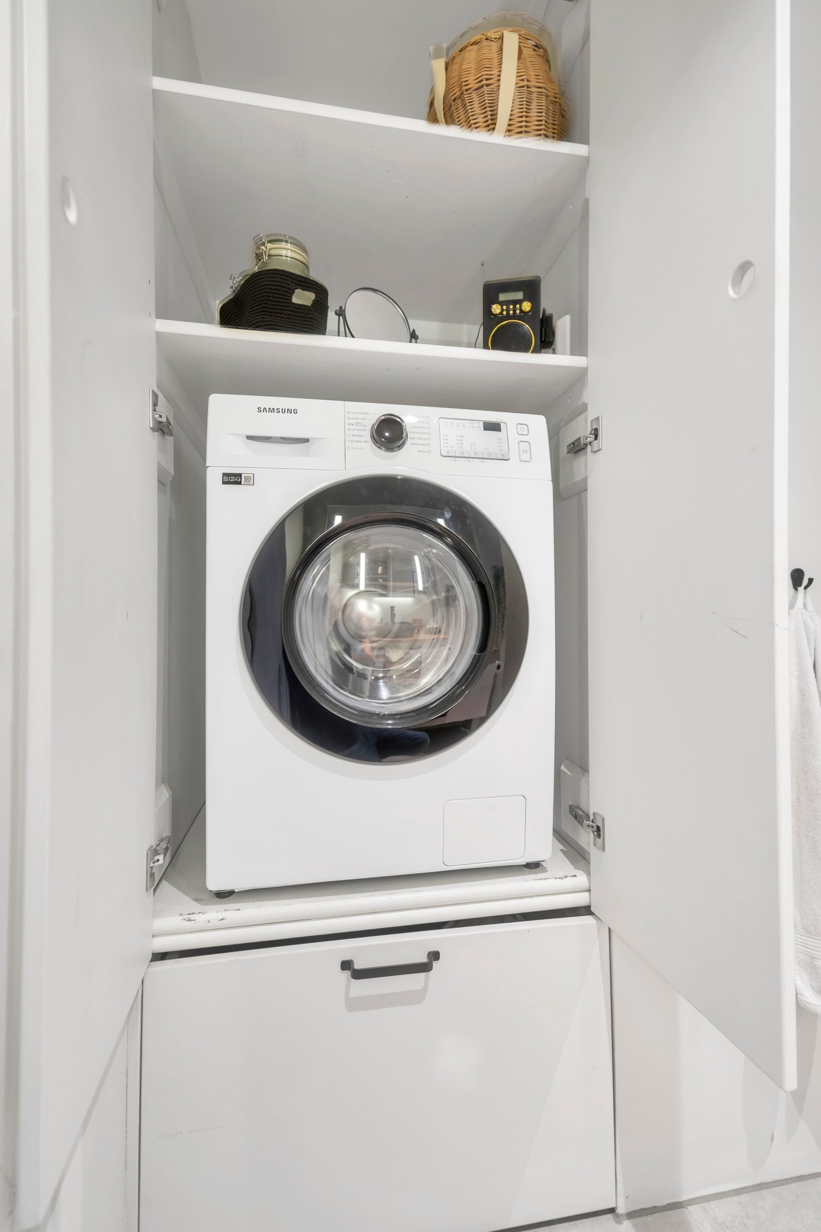 Plassbygd skap med opplegg til vaskemaskin Galleribilde