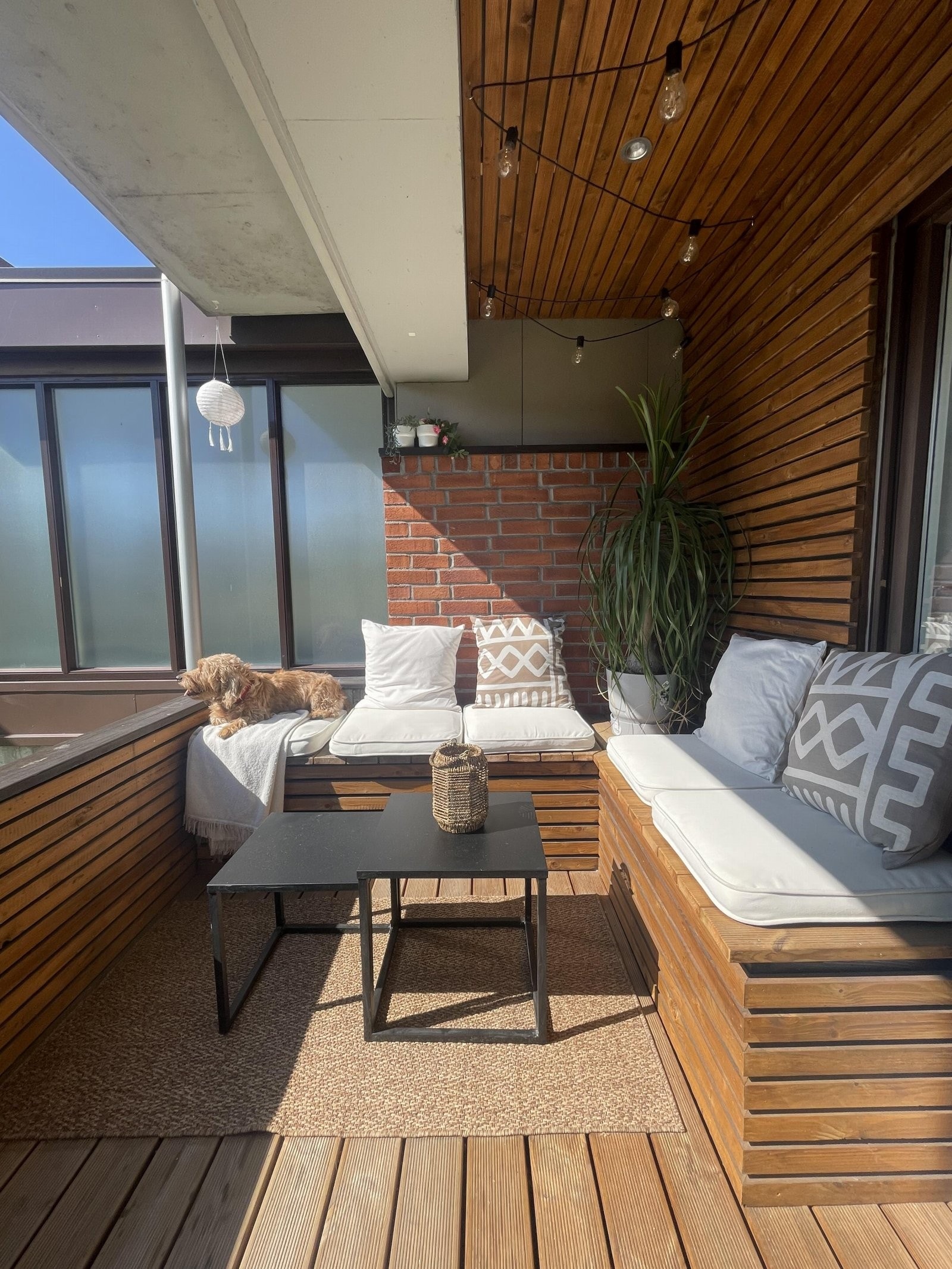 Koselig balkong med plass til utemøblement. Grunnet arbeid på fasade er spilene og den plassbygde benken fjernet i dag. Galleribilde