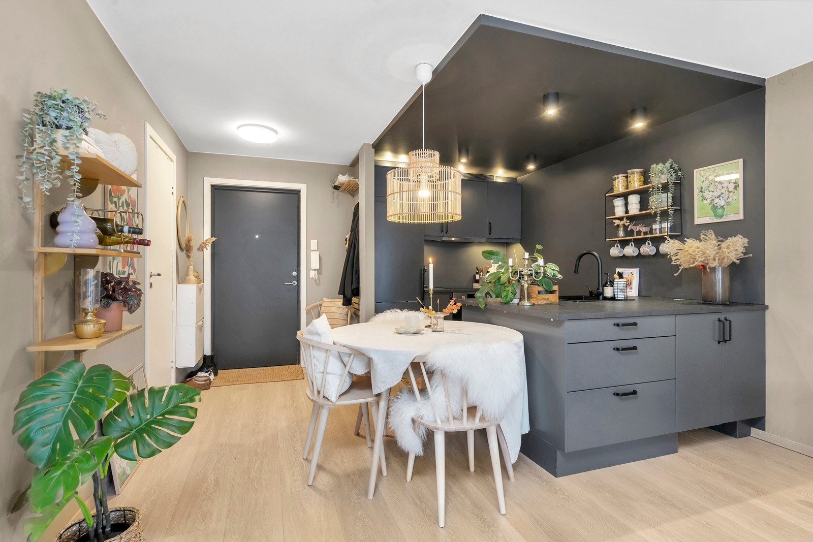 Åpen stue- og kjøkkenløsning med kjøkkenøy som skaper en sosial sone Galleribilde