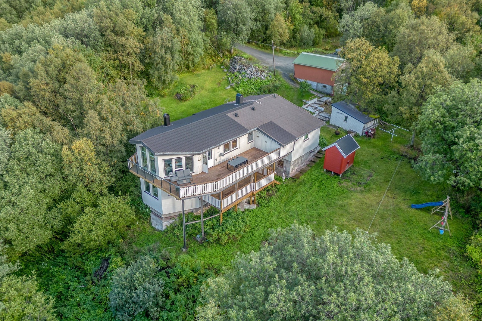 Med fire soverom, to stuer, en kjellerstue og to bad, er dette huset perfekt for en familie eller de som verdsetter god plass. Eiendommen har også gjennomgått en omfattende oppussing, og fremstår nå med et nyoppusset bad og et splitter nytt kjøkken. Dette Galleribilde