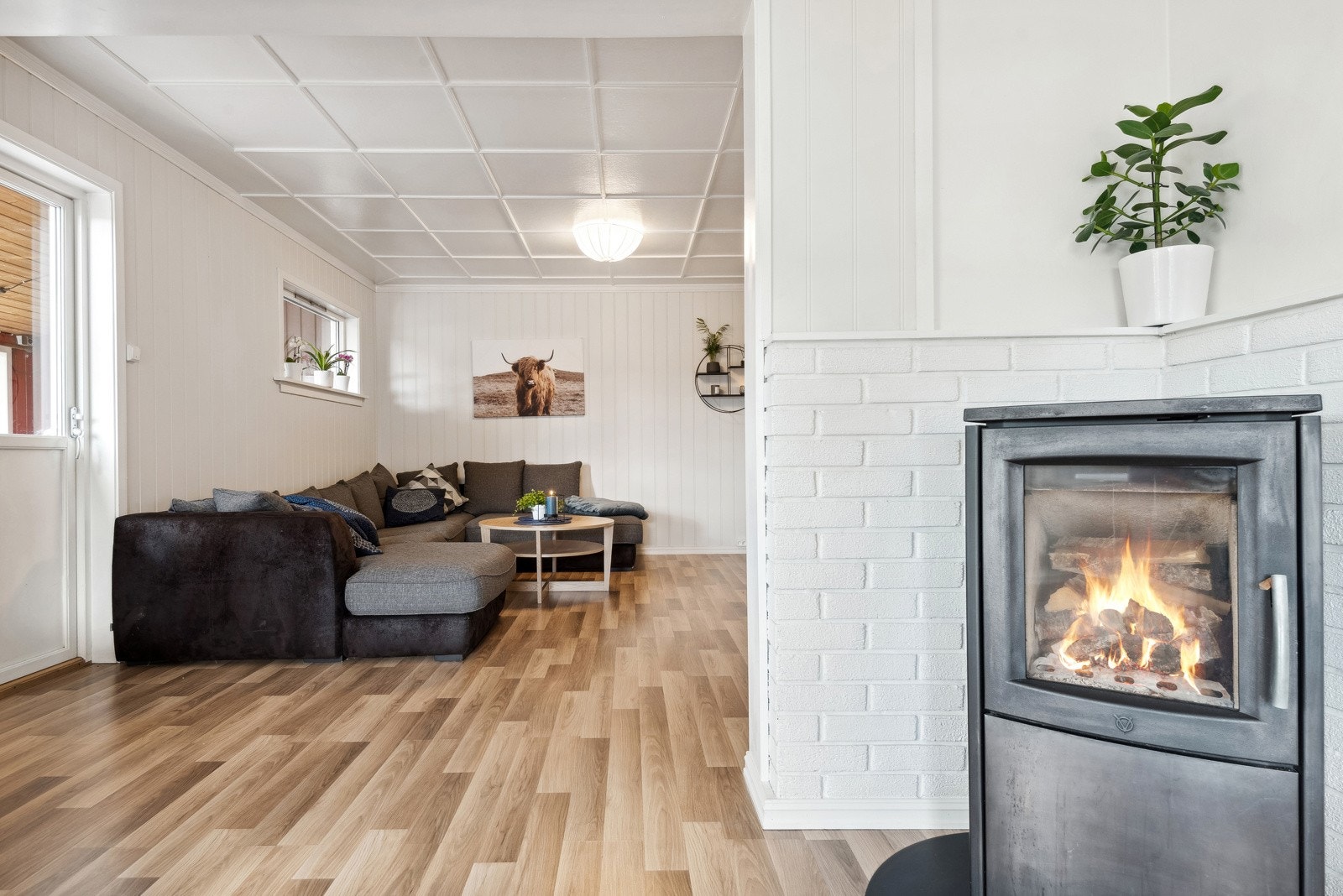 Spisestuen har en koselig peisovn som gir god varme. Galleribilde