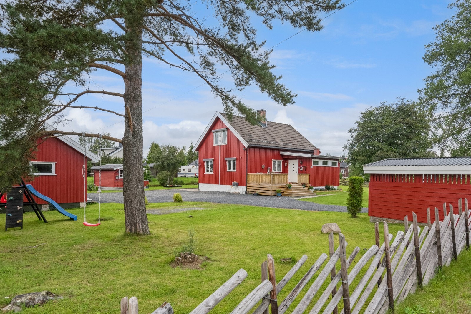 Koselig og innholdsrik eiendom med sentral beliggenhet på Hanstad. Galleribilde