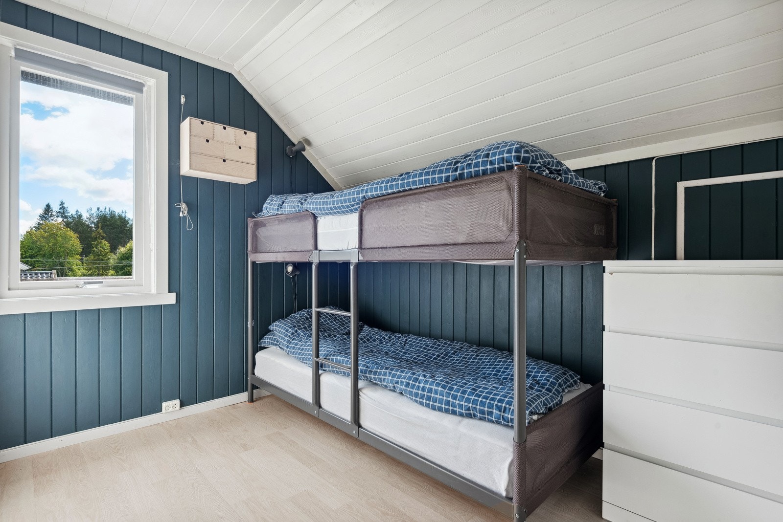 I boligens hoveddel finner du tre soverom, alle i 2.etasje. Rommene er malt i fine farger og har god plass til møblering. Galleribilde