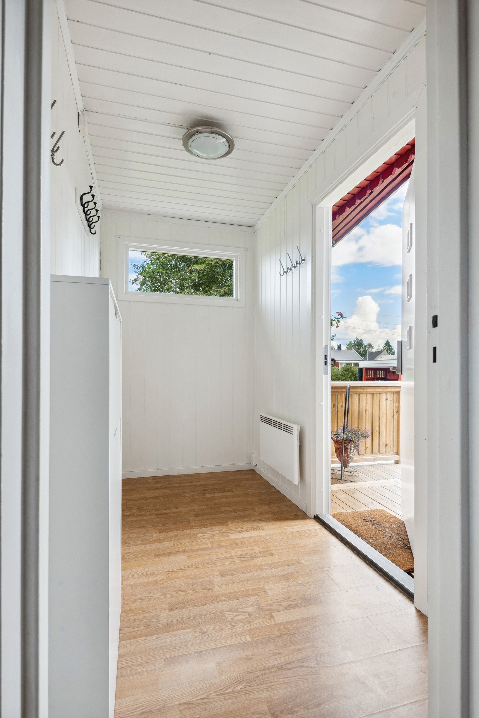 I boligen ønskes du velkommen inn i et vindfang med plass til omkledning og til rom for å henge fra deg yttertøy og sko. Galleribilde