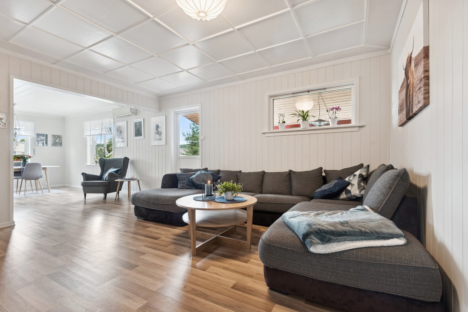 Stor stue med god plass til møblering. Her er det god plass til både sofagruppe og en separat spisestuedel. Galleribilde
