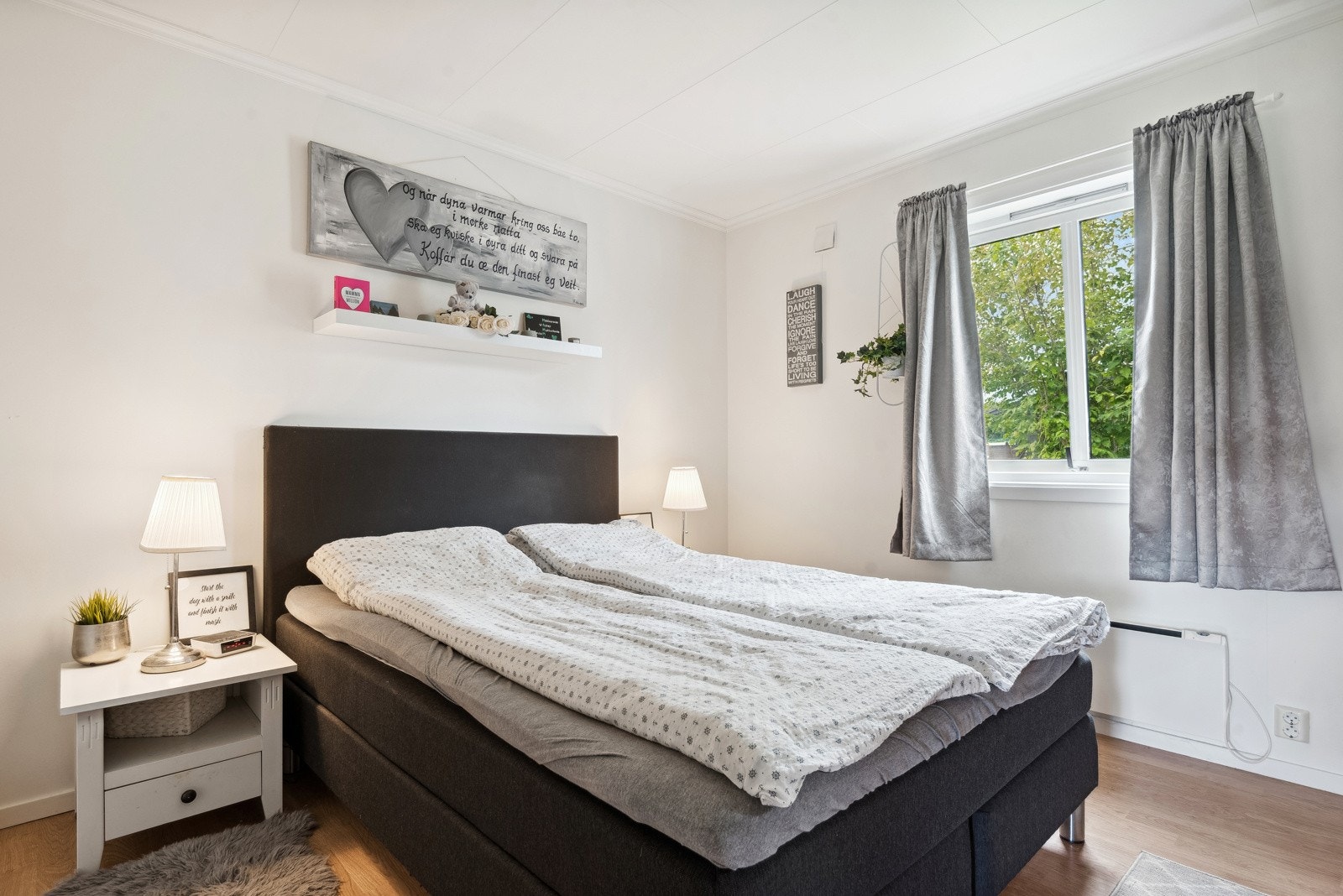 Lyst og fint soverom med vindu ut mot hagen. Galleribilde