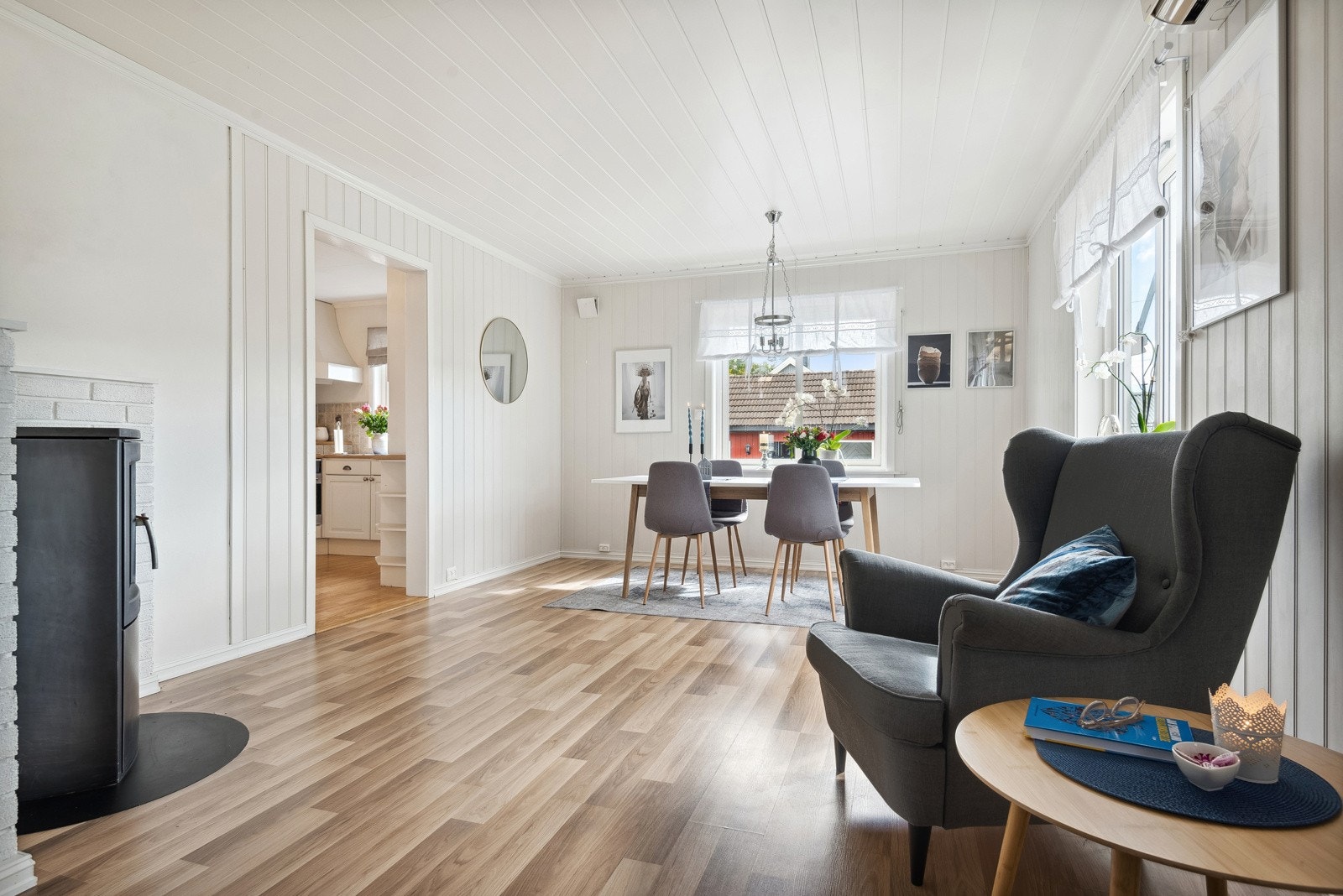 Godt med vinduer og lyse fargevalg gir god romfølelse. Galleribilde