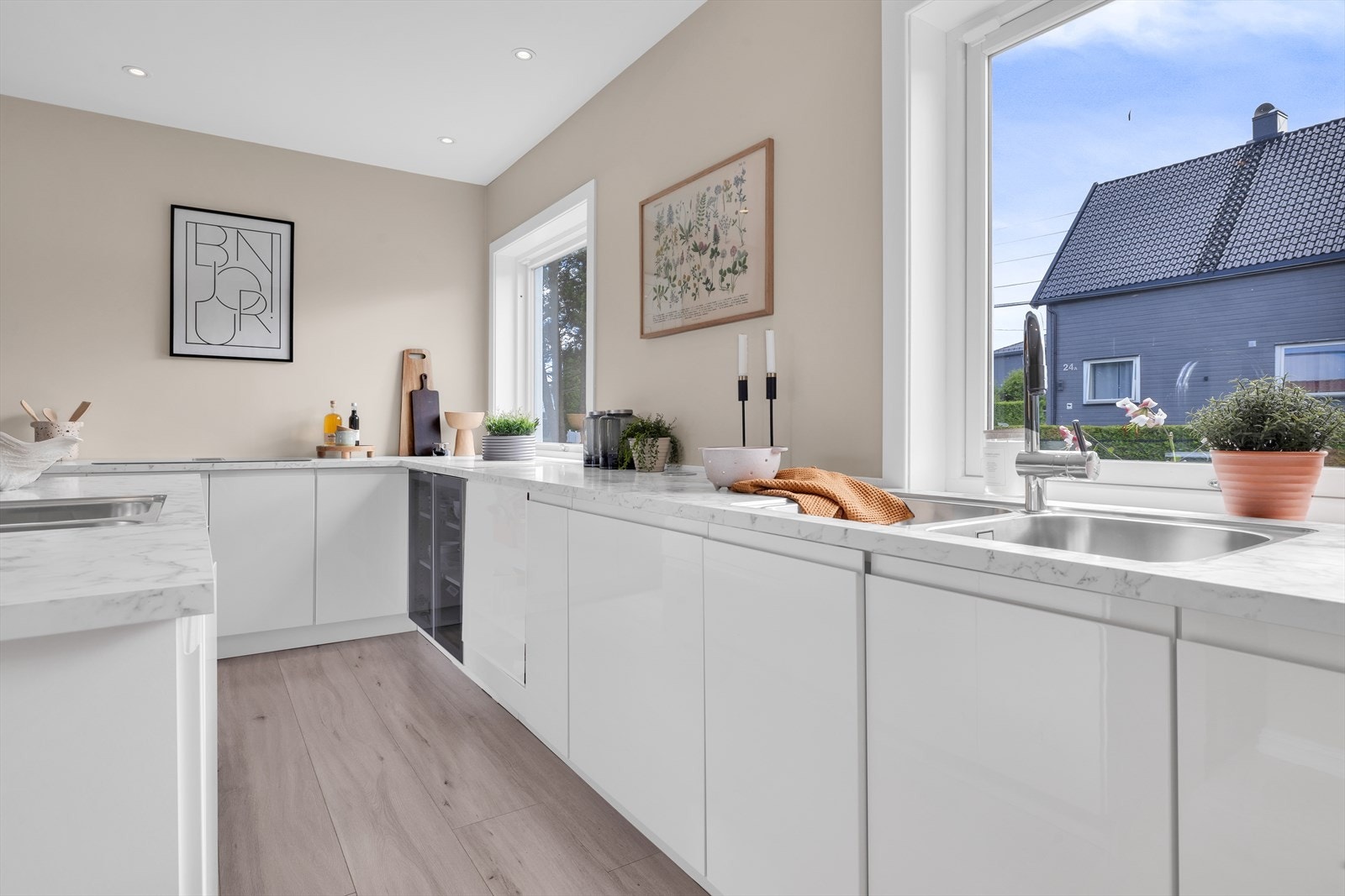 Moderne og innholdsrikt kjøkken med gode oppbevaringsmuligheter i benkeskap, samt gode arbeidsflater for kokken. Galleribilde