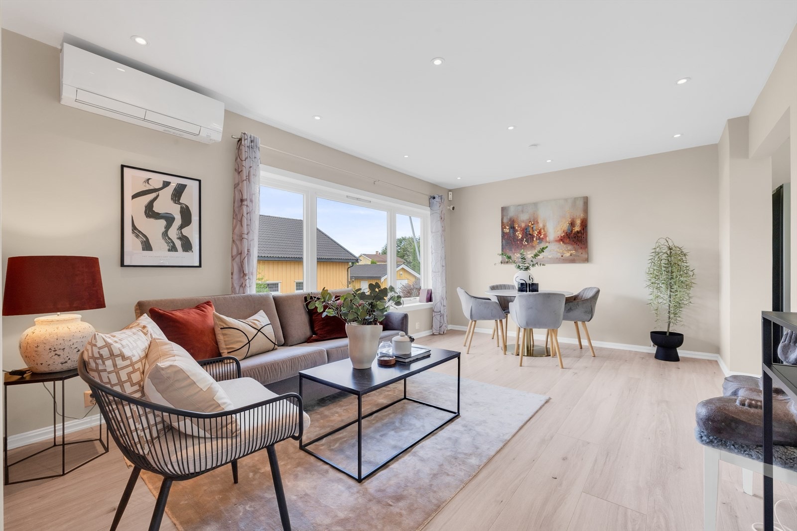 Stuen er et stort og luftig oppholdsrom med store vinduer og moderne fasiliteter. Galleribilde