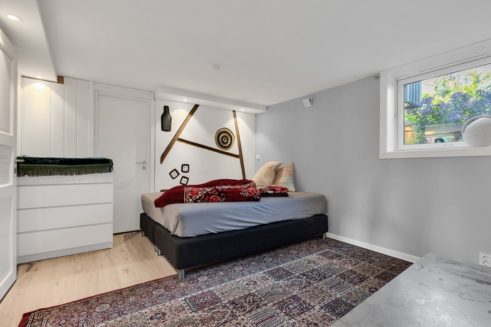 Stue i kjeller er godkjent som bod i kommunens byggetegning og er ikke godkjent for varig opphold. Galleribilde