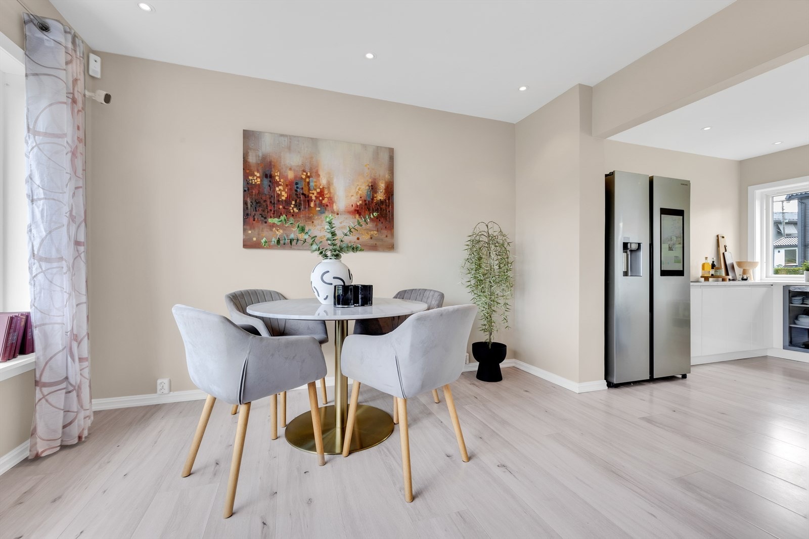 Mellom stue og kjøkken er det etablert en spisestue, her en det god plass til et stort spisebord med mulighet for mange middagsgjester. Galleribilde