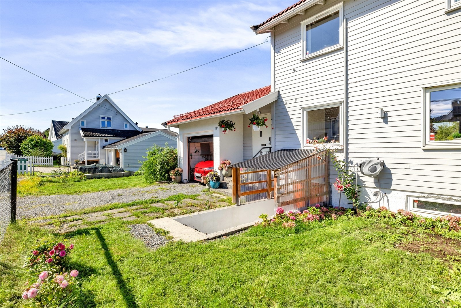 Det er egen inngang ned til kjelleren. Galleribilde