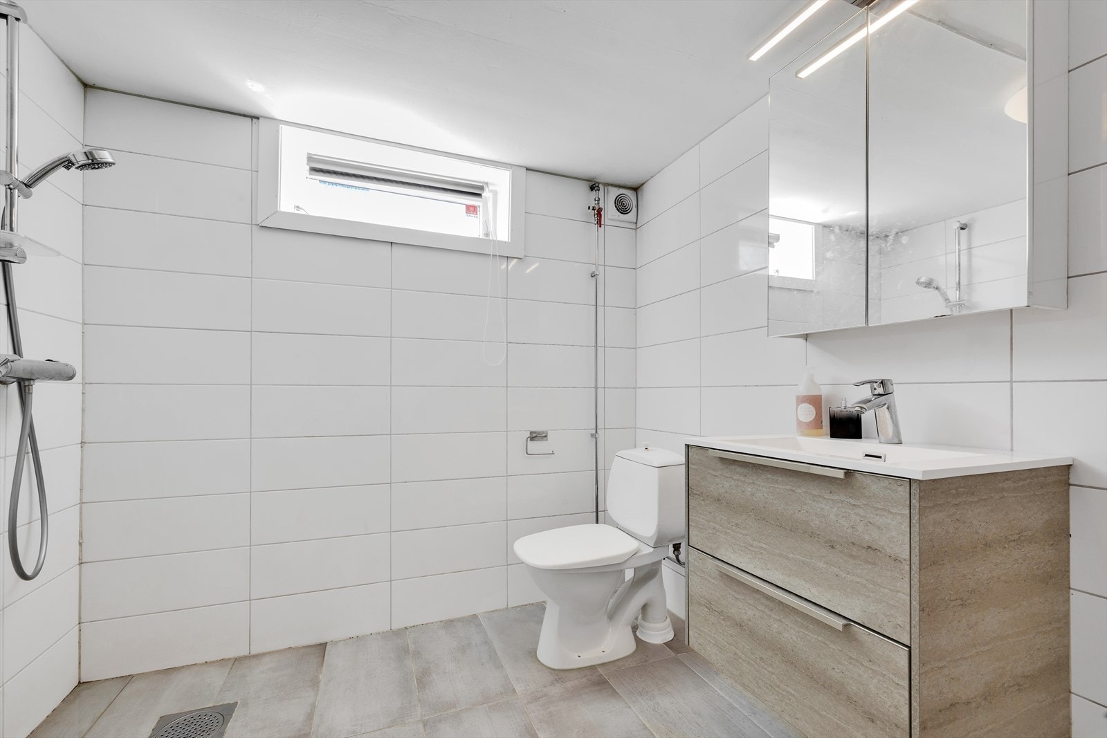 Vaskerom ombygd til bad i kjelleren. Det er opplegg for vaskemaskin/tørketrommel. Galleribilde