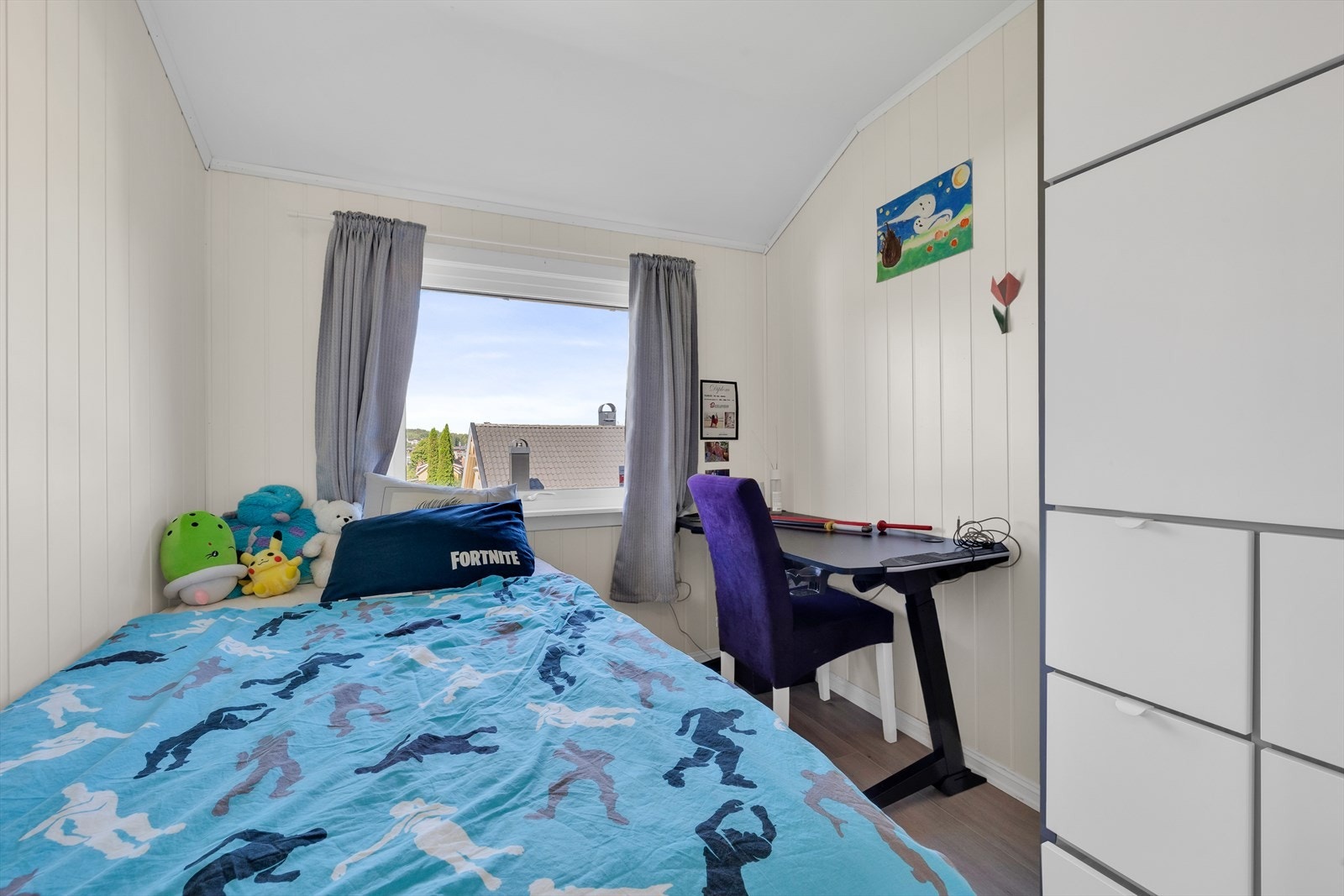 Soverom 3 i andre etasje med garderobeskap, laminatgulv og panel på veggene. Galleribilde