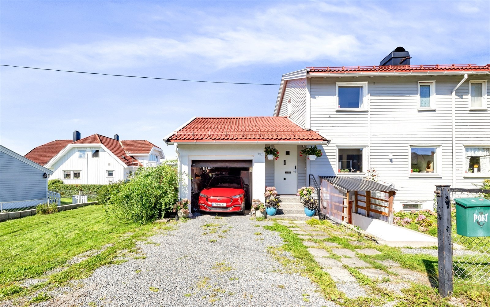 Innholdsrik halvpart av vertikaldelt tomannsbolig med garasje, beliggende i et meget etablert og attraktivt boligområde på Strømmen. Galleribilde