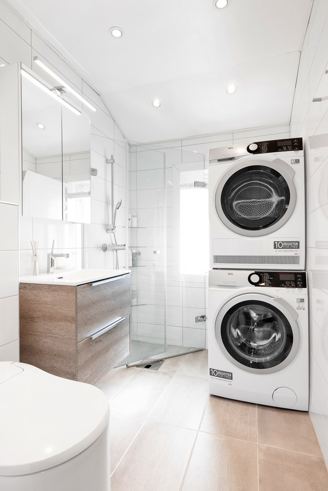 Opplegg for vaskemaskin/tørketrommel og det er tilkoblet et vannklosett. Galleribilde