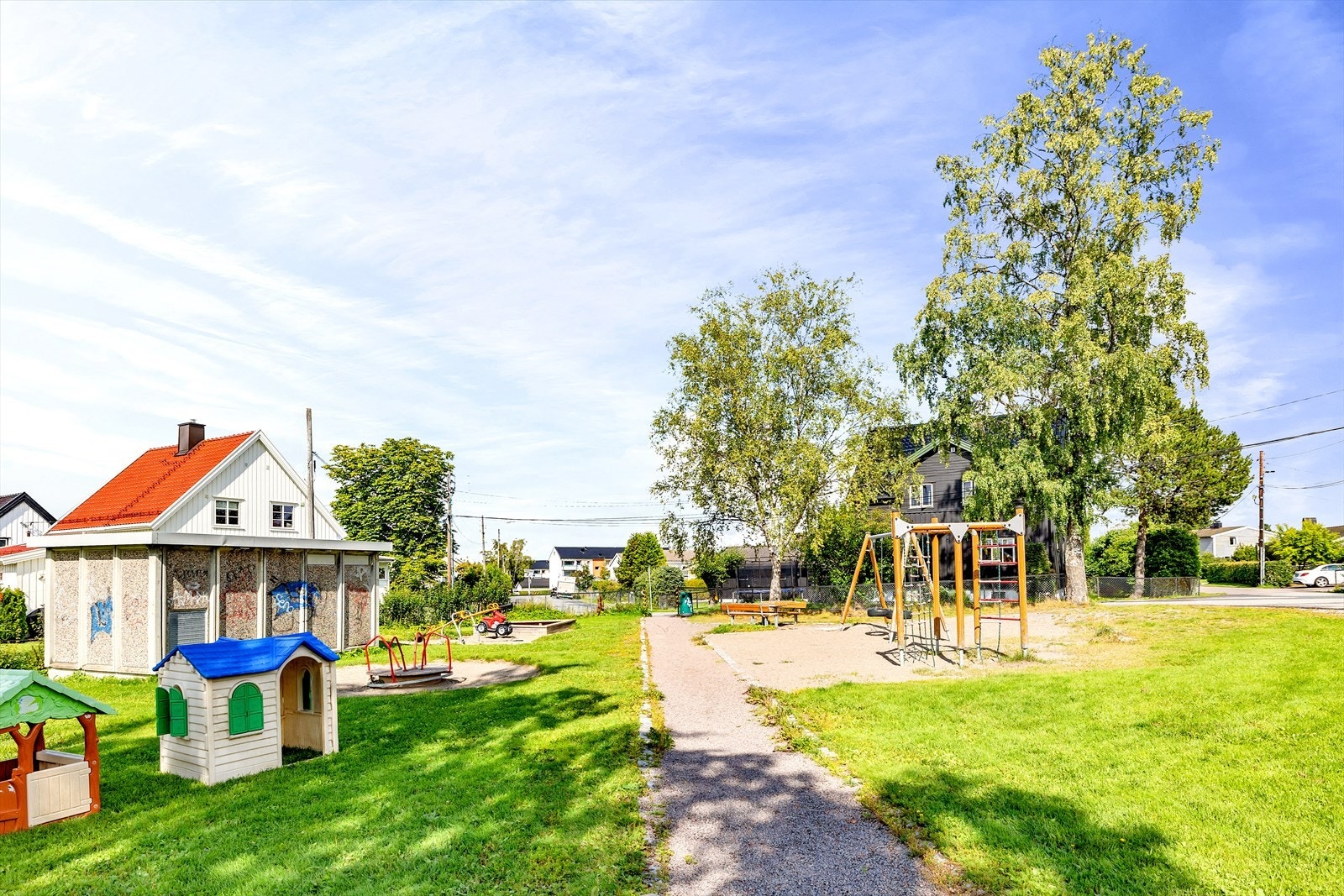 Boligen ligger i barnevennlige områder og har en stor lekeplass rett ved boligen. Galleribilde