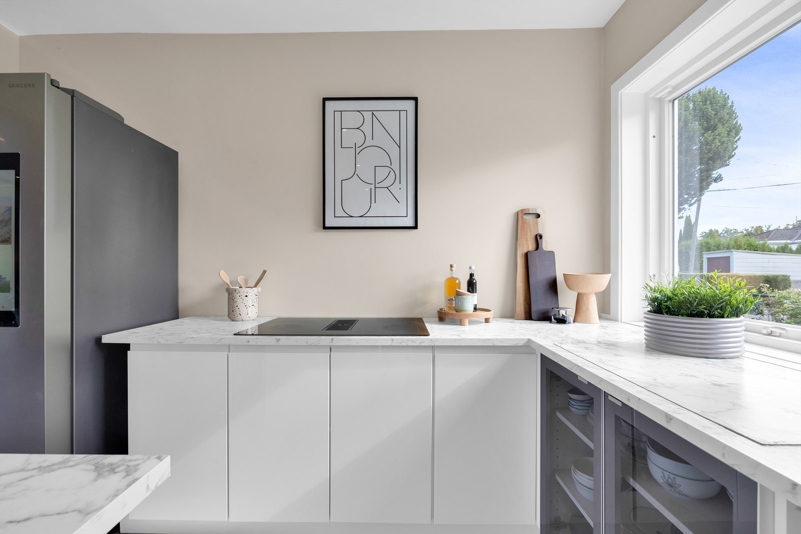 Kjøkkenet er godt utstyrt med integrerte hvitevarer som oppvaskmaskin, nedfelt platetopp med integrert ventilator. Galleribilde