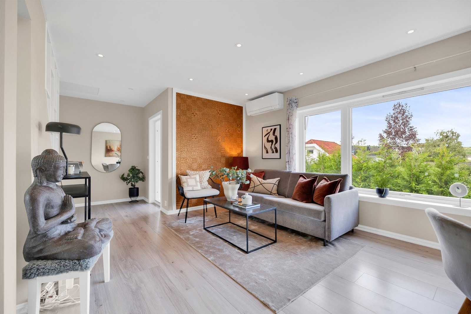 Stuen oppleves som både lys og åpen, videre er den lett å møblere med sofagruppe og tilhørende møblement. Galleribilde