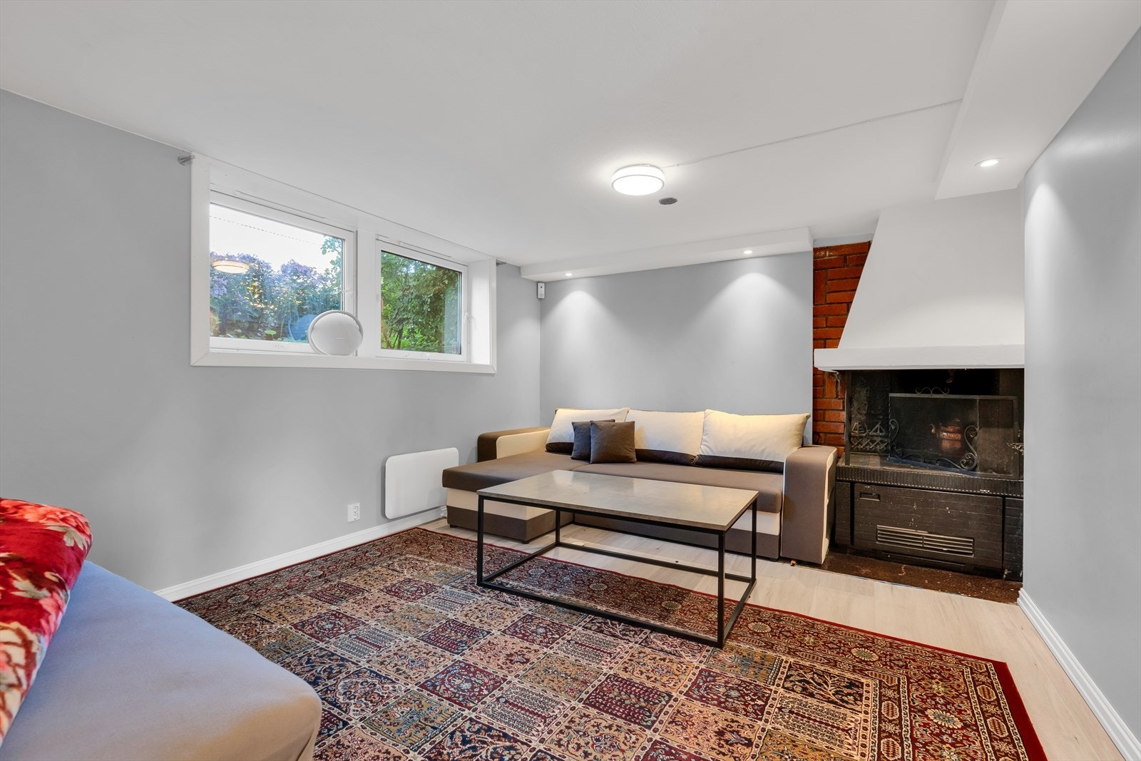 I kjelleren har man en hyggelig stue som har plass til sofagruppe og tilhørende møblement. Rommet er godkjent som bod i kommunens byggetegninger og er ikke godkjent for varig opphold. Galleribilde