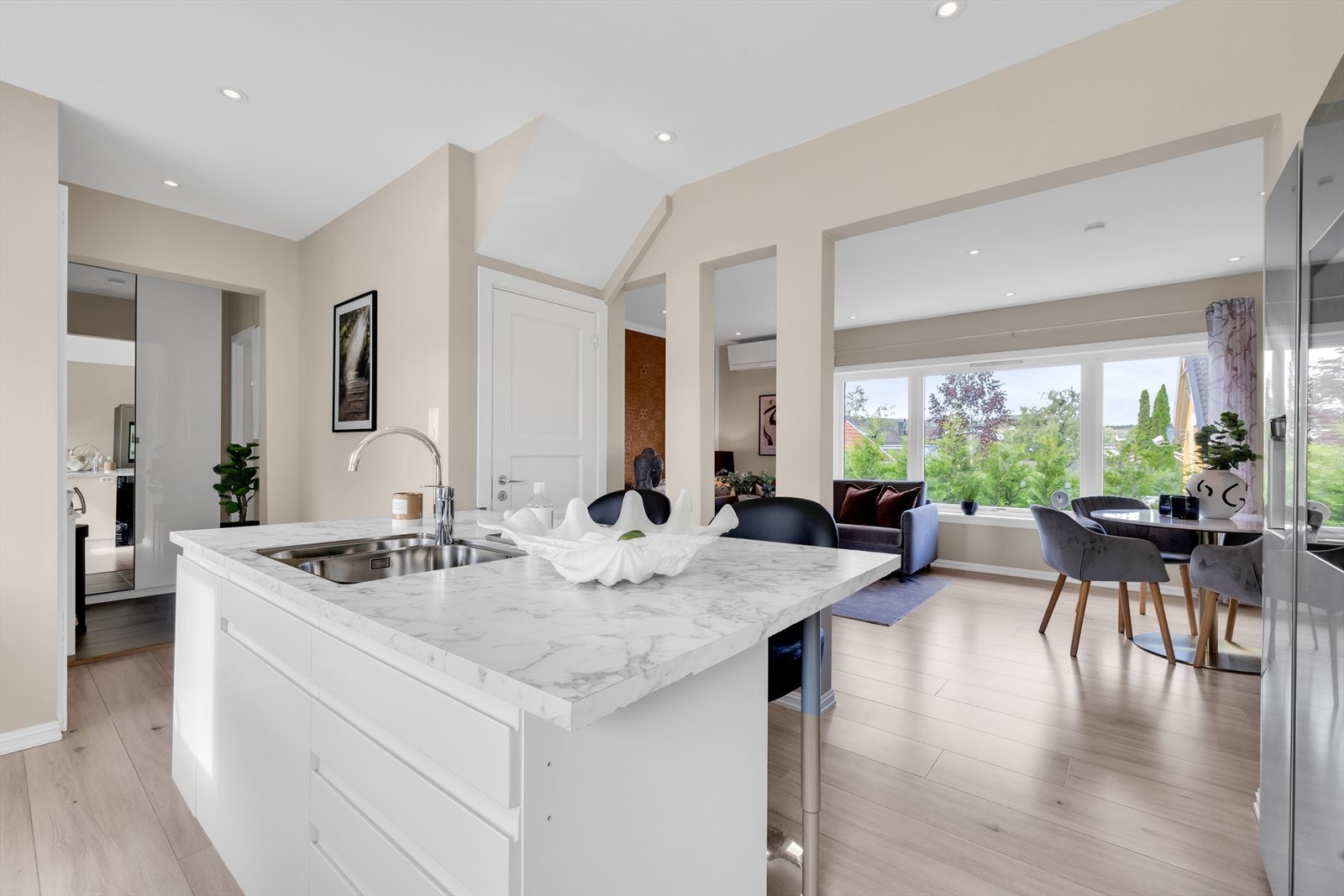 Kjøkkenøy er plassert oppå gulv dersom ny kjøper ønsker å fjerne denne. Galleribilde