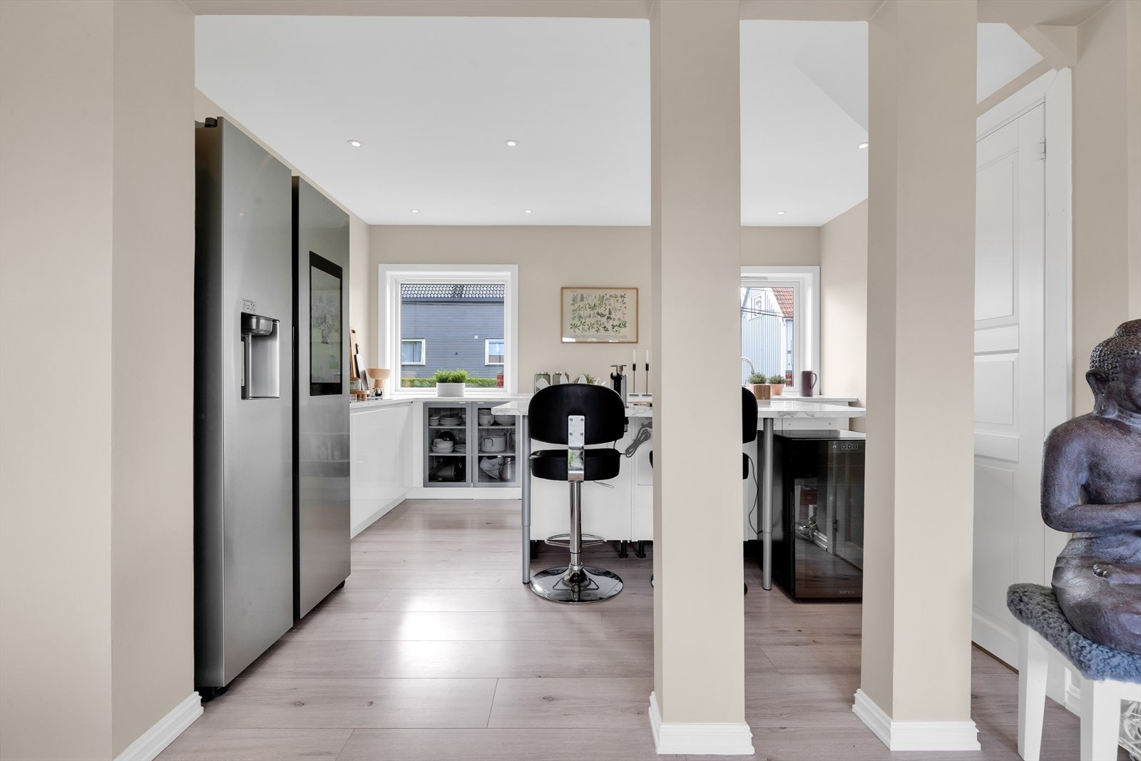 Kjøkkenet er i delvis åpen løsning mot stuen. Galleribilde