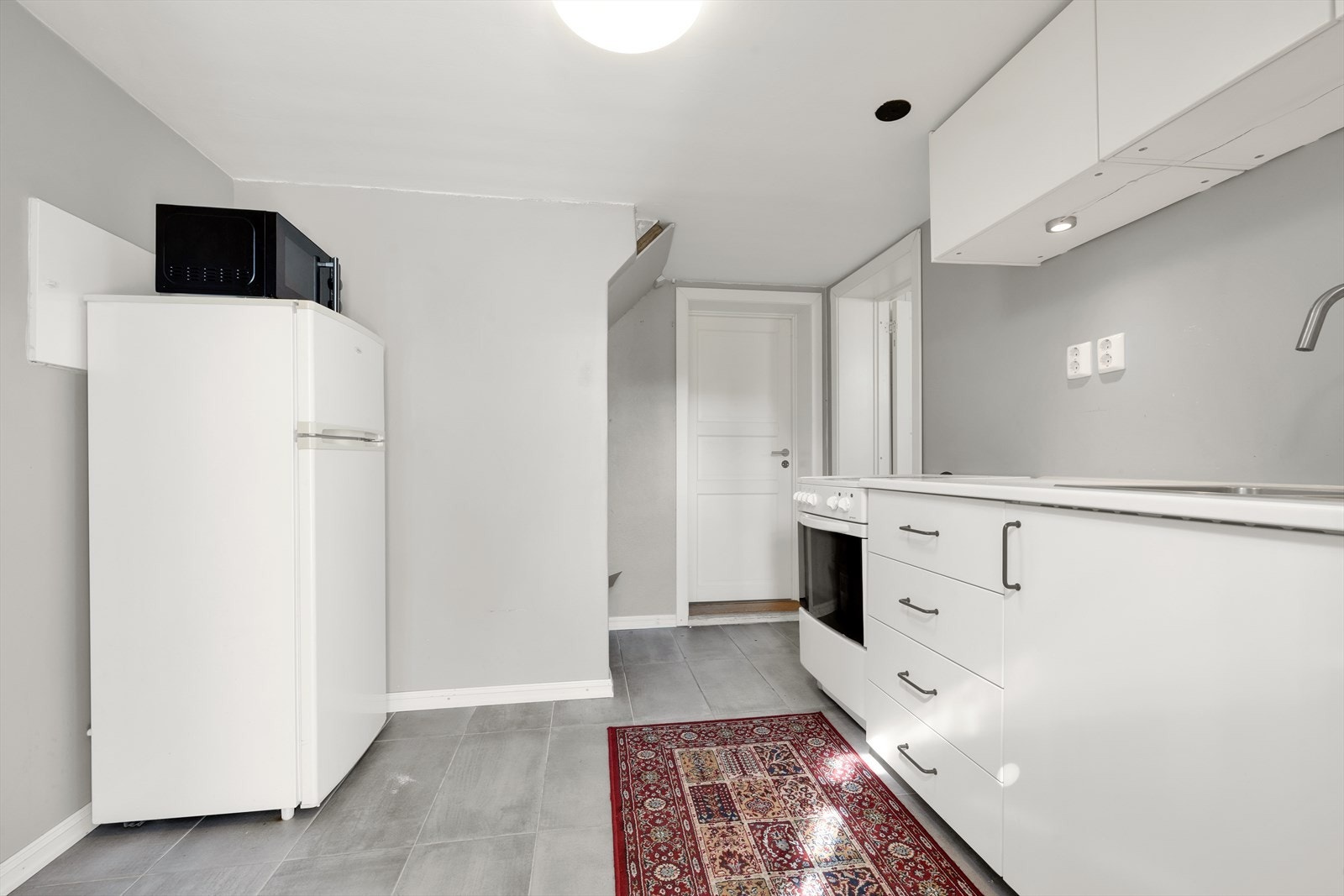 Bod innredet med kjøkkeninnredning med laminert benkeplate med nedfelt oppvaskkum med 1-greps blandebatteri. Galleribilde