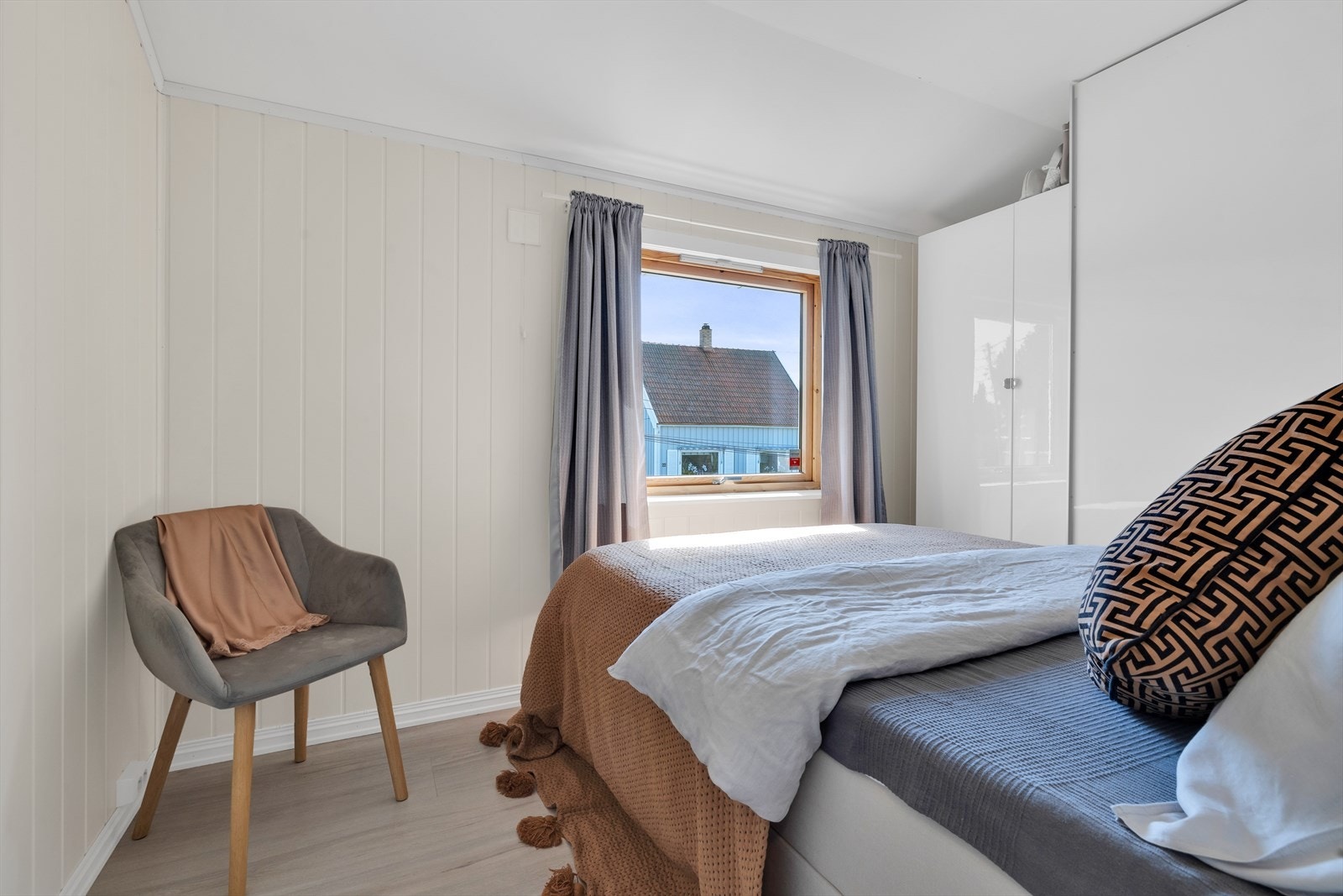 Soverom 1
er et lyst og luftig rom som har plass til seng og nattbord. Galleribilde