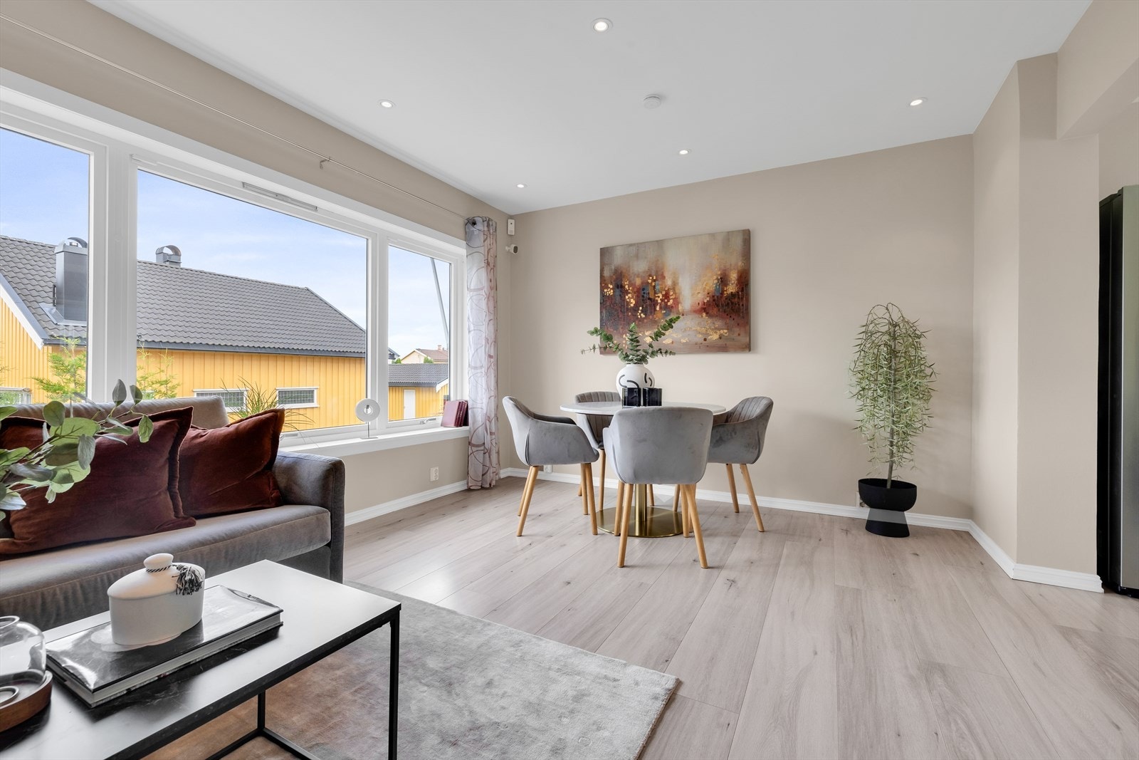 Store vindusflater som gir godt med lys. Galleribilde