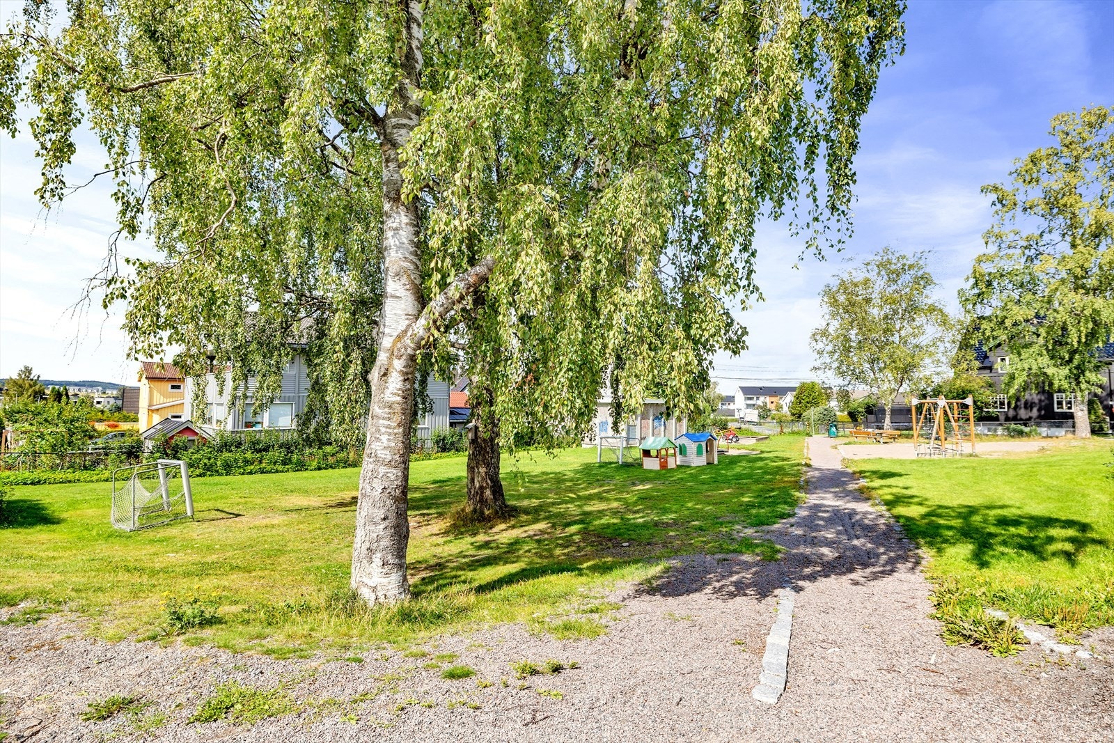 Boligen ligger i barnevennlige områder og har en stor lekeplass rett ved boligen. Galleribilde