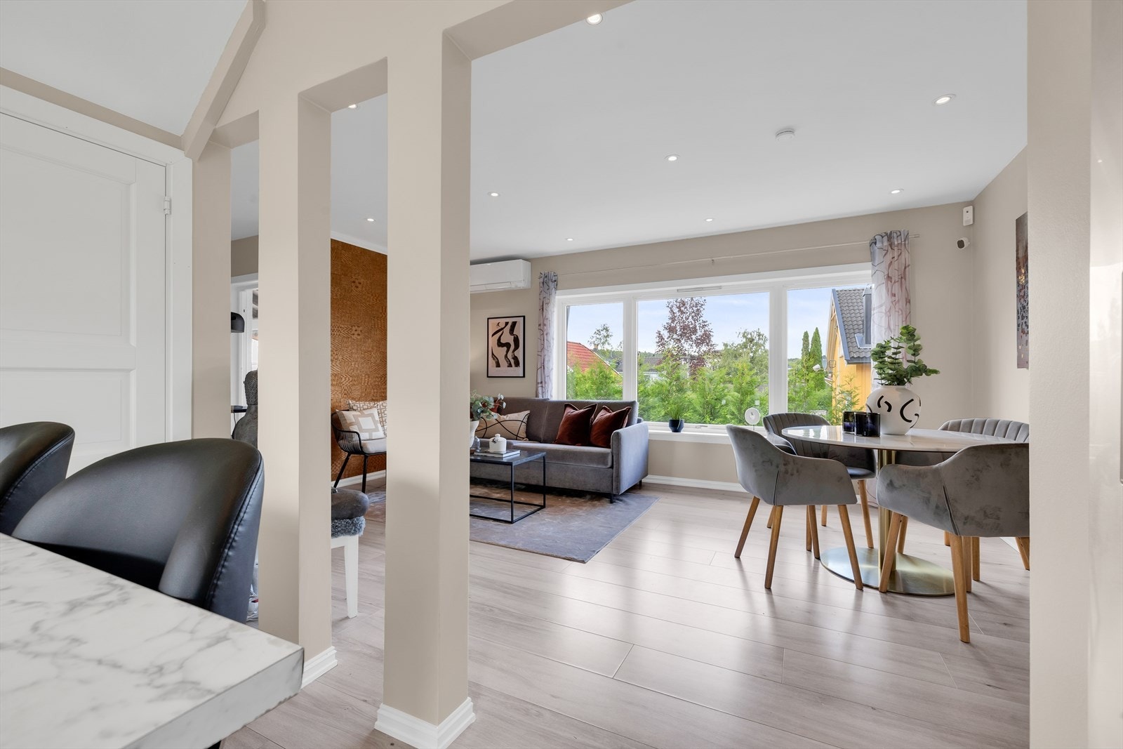 Stuen er i åpen løsning med kjøkkenet praktisk plassert i eget hjørne og har ellers en perfekt utforming til oppdeling i soner. Galleribilde