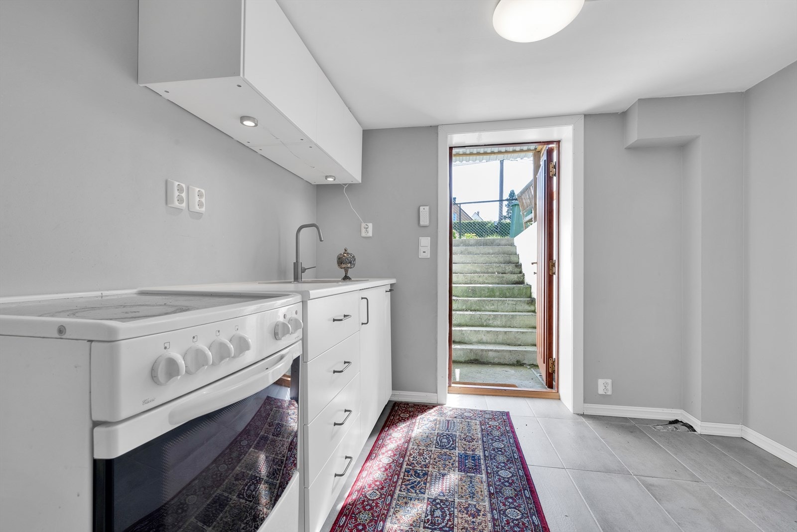 Det er egen inngang til kjelleren. Trapp ned er ikke godkjent og rommet er godkjent som bod i kommunens byggetegninger, og er ulovlig innredet og tatt i bruk. Galleribilde