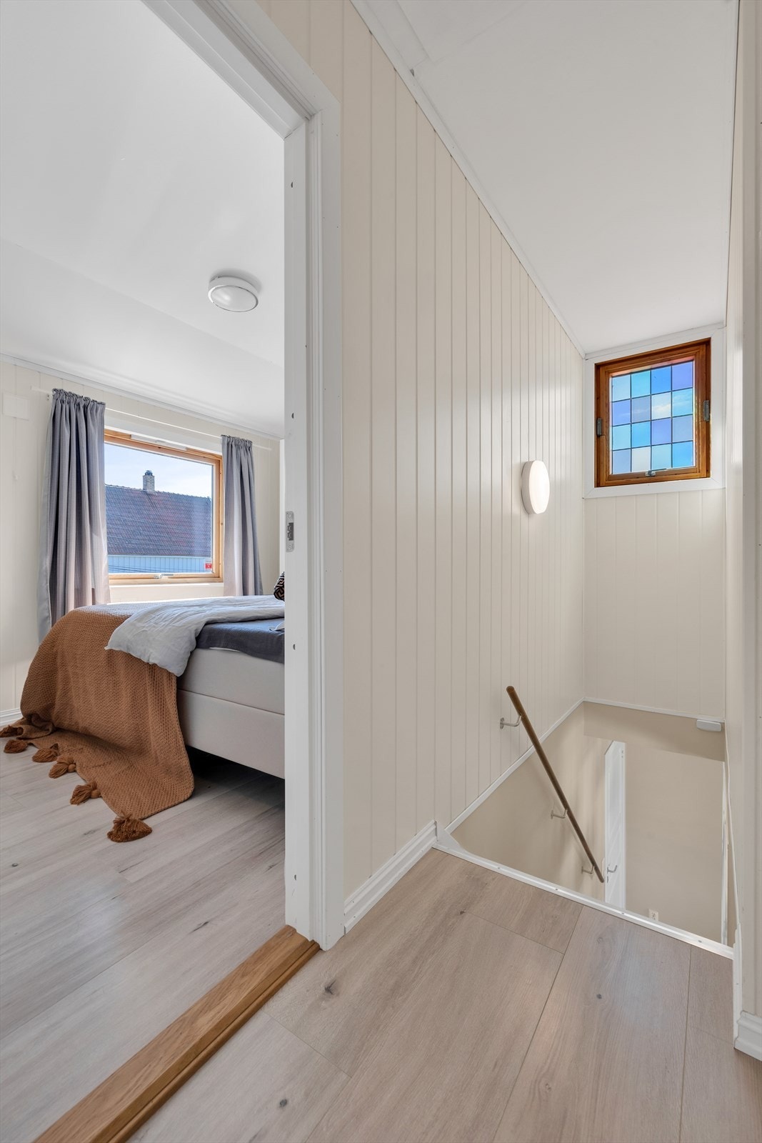 I andre etasje blir du møtt av en lys og romslig gang, et bad og tre soverom. Galleribilde