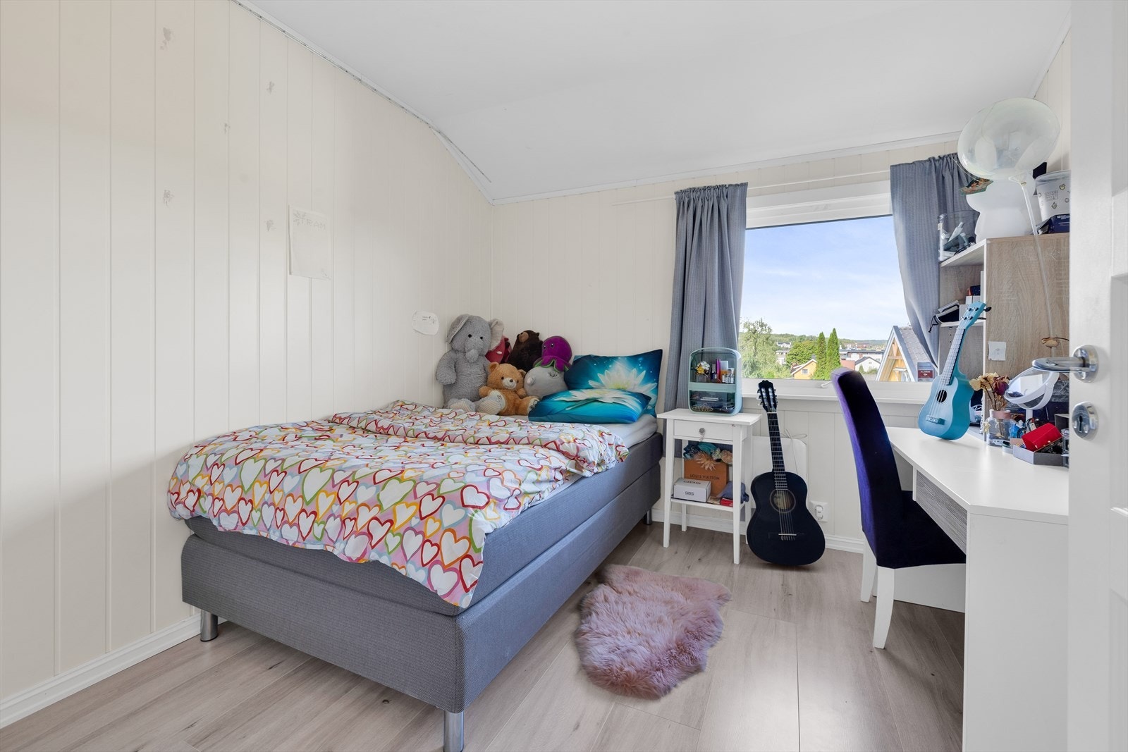 Soverom 2 i andre etasje benyttes som barnerom og har plass til seng, pult og garderobeskap. Galleribilde
