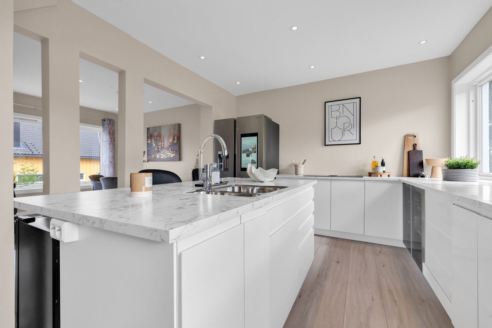 Veggflatene er malt i en lun beige fargetone og gulvet er belagt med laminat. Galleribilde