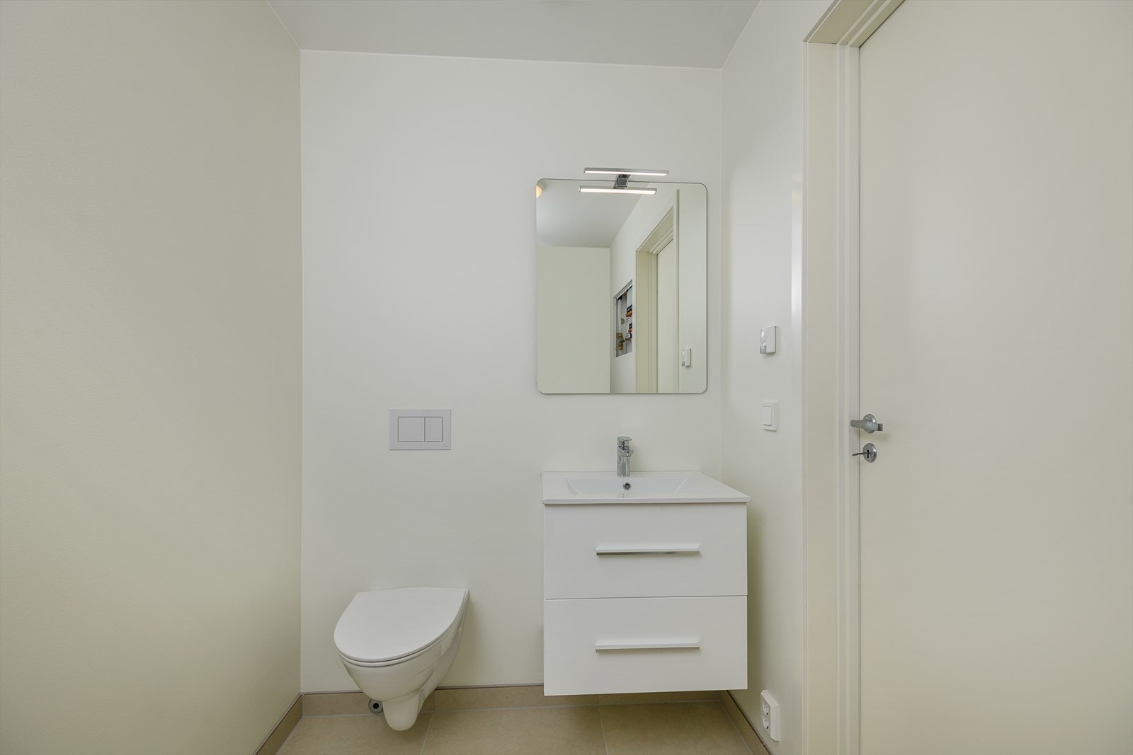Det er også et praktisk toalettrom/vaskerom i tillegg til badet Galleribilde