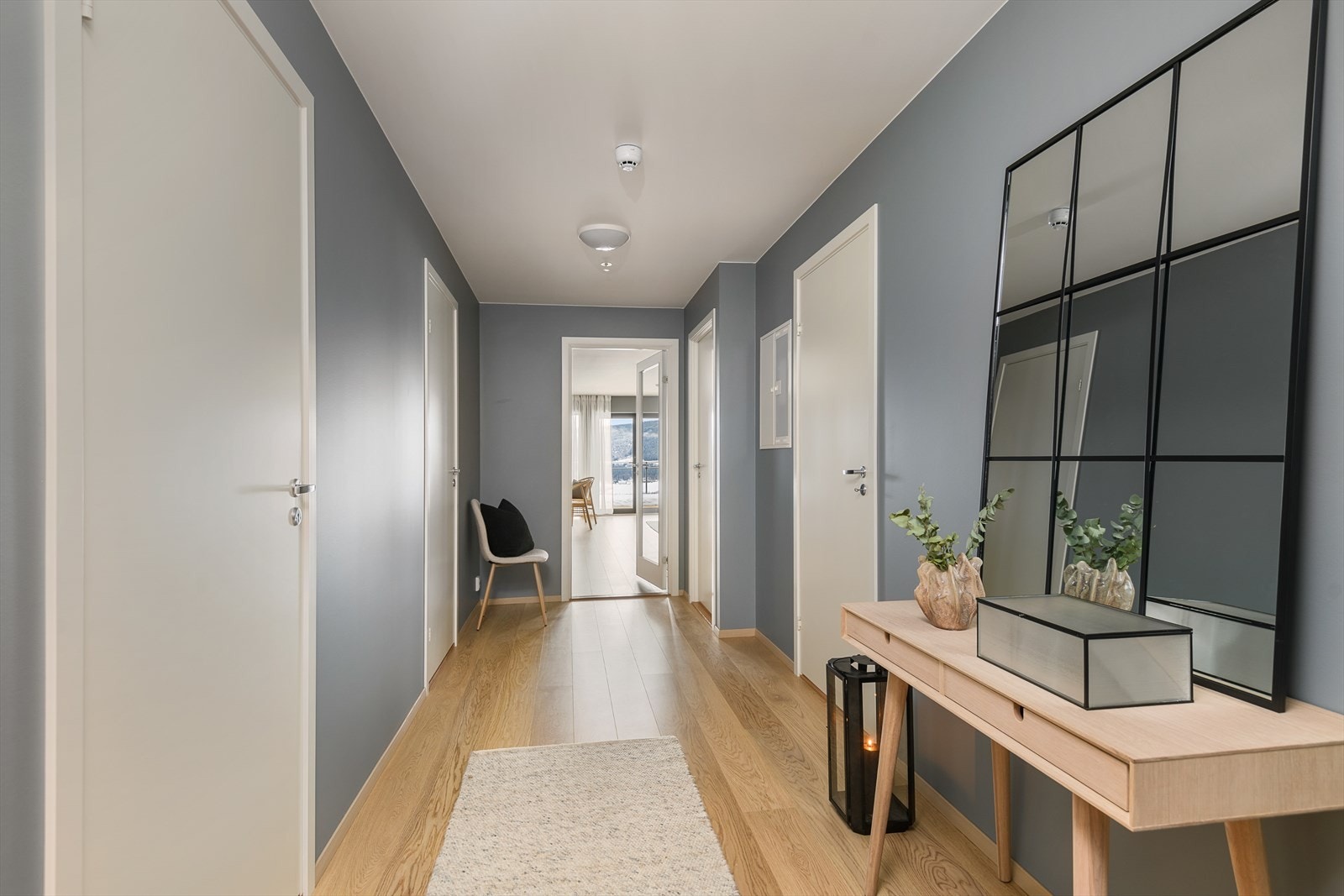 Romslig entré som leder inn mot stuen Galleribilde