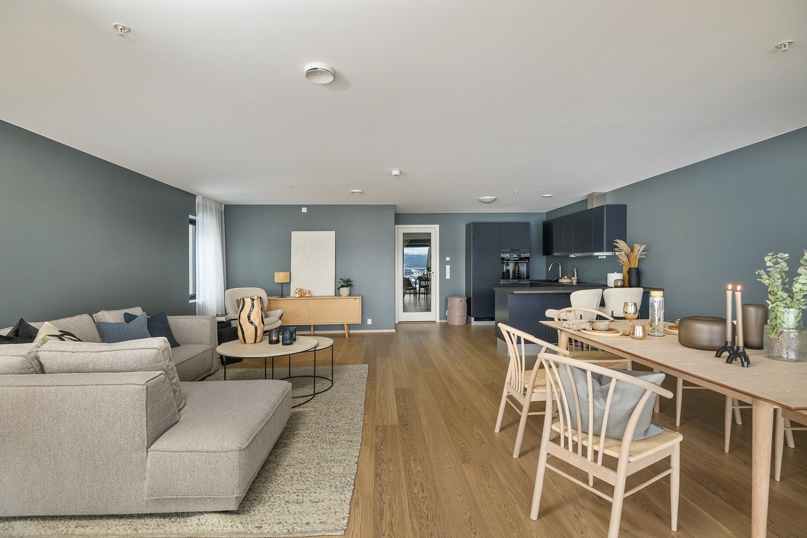 Her er det god plass for både større spisemøblement og sofagruppe.jpg Galleribilde