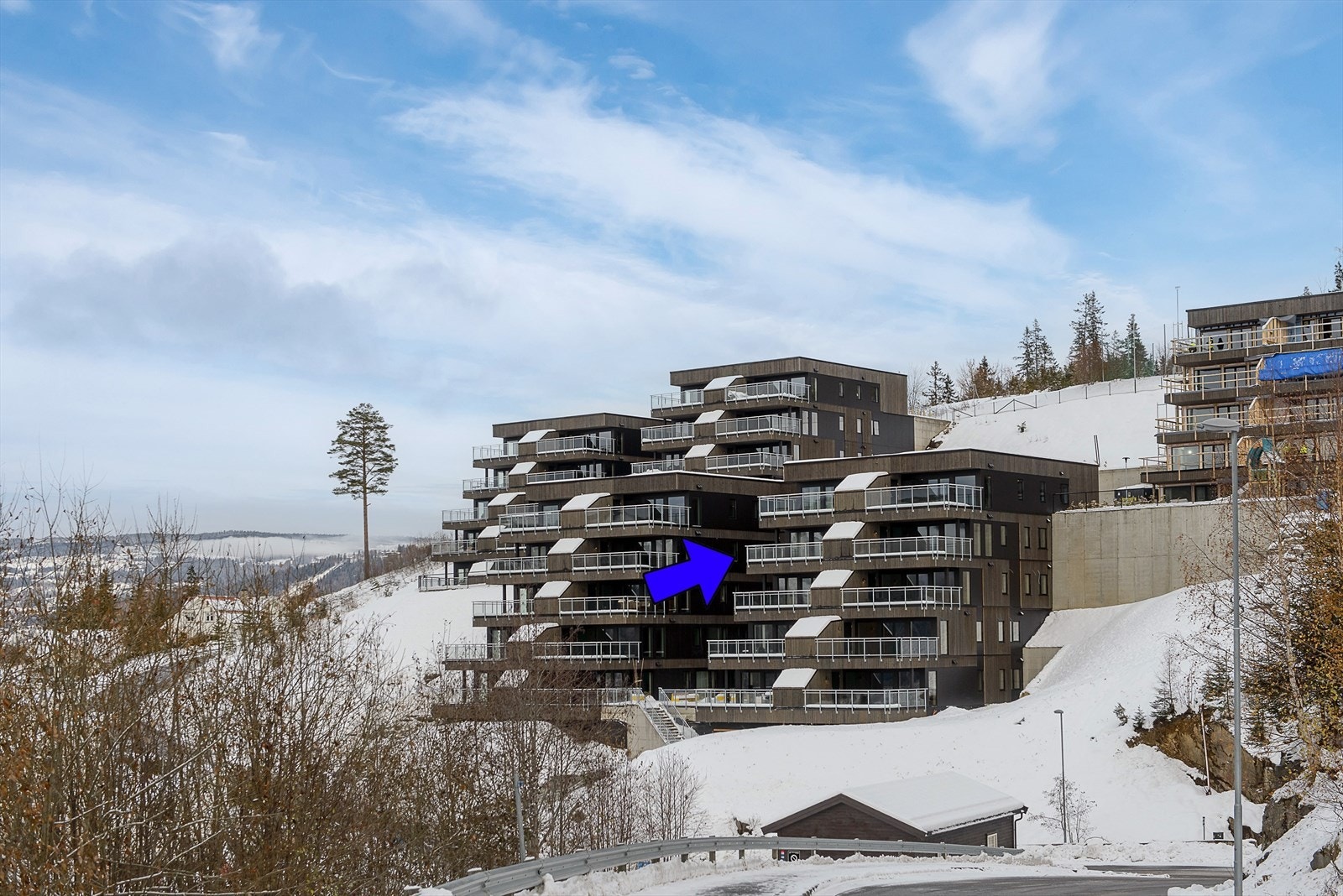 Velkommen til leilighet 4.3 i Sæterhagen Terrasse trinn 3. Garasjeplass medfølger. Galleribilde