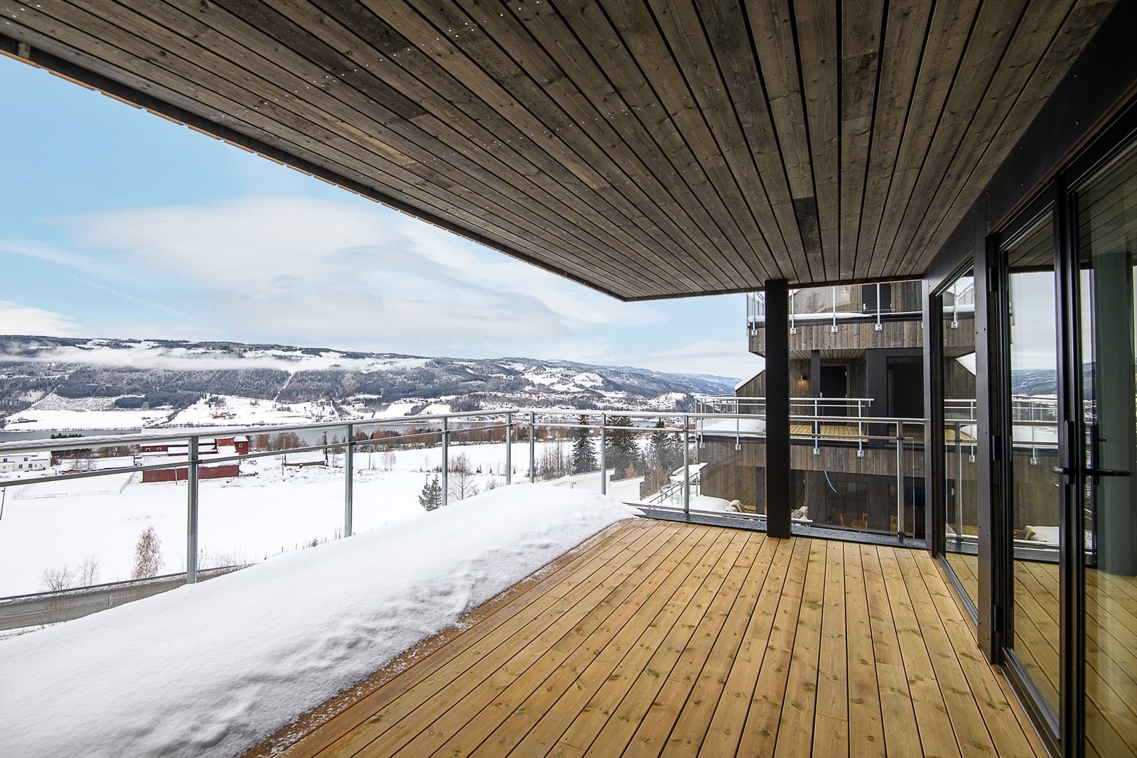 Terrassen er delvis takoverbygget, og har flott Mjøsutsikt og utsyn ut over nærområdet. Galleribilde