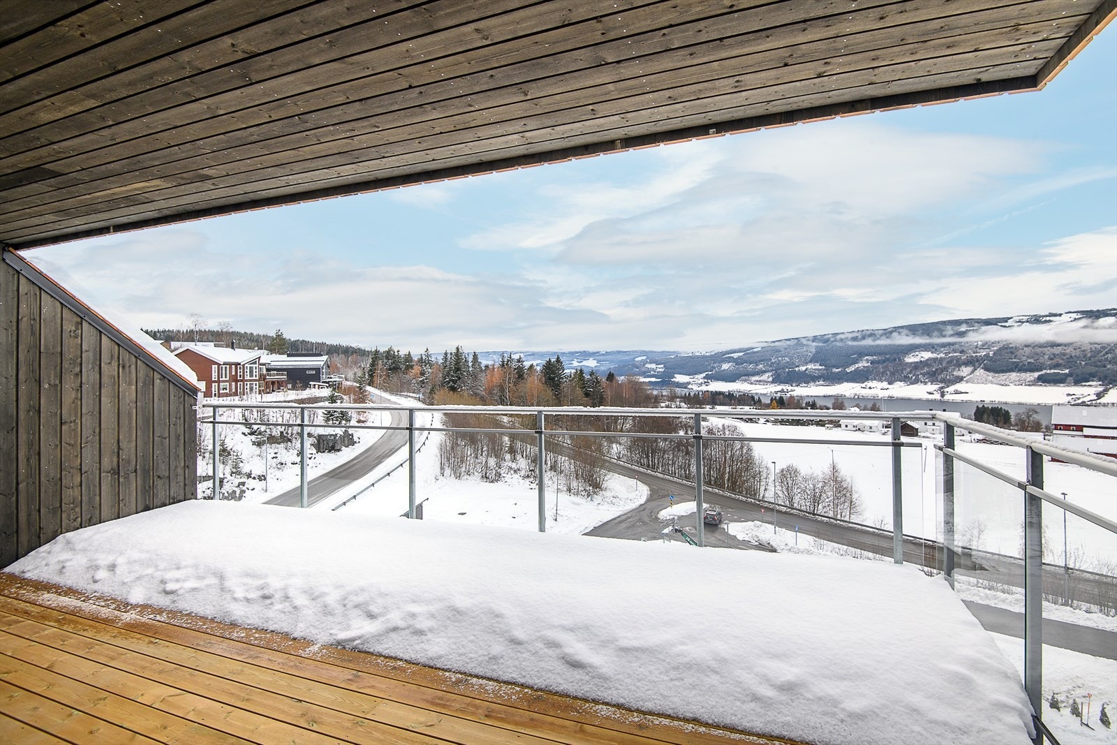Fra stue er det adkomst ut til romslig takoverbygget terrasse.jpg Galleribilde