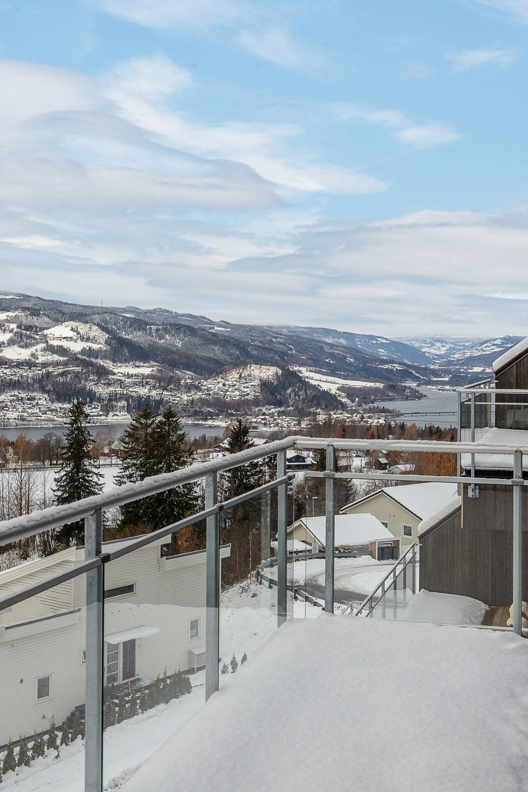 Her kan du se både Mjøsa og Lågen-deltaet fra terrassen.jpg Galleribilde