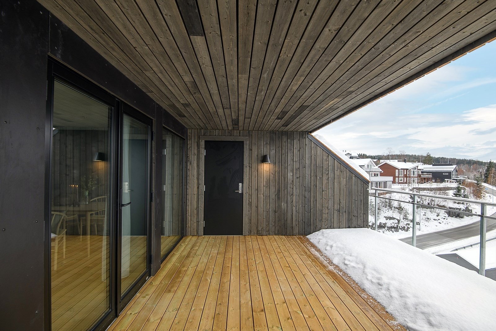 Fra terrasse er det adkomst til praktisk utvendig bod.jpg Galleribilde