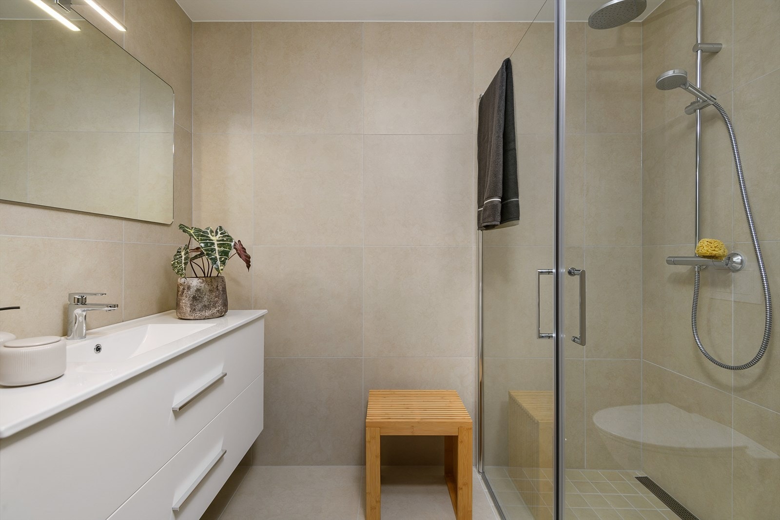 Badet er flislagt i lekre tidløse farger Galleribilde