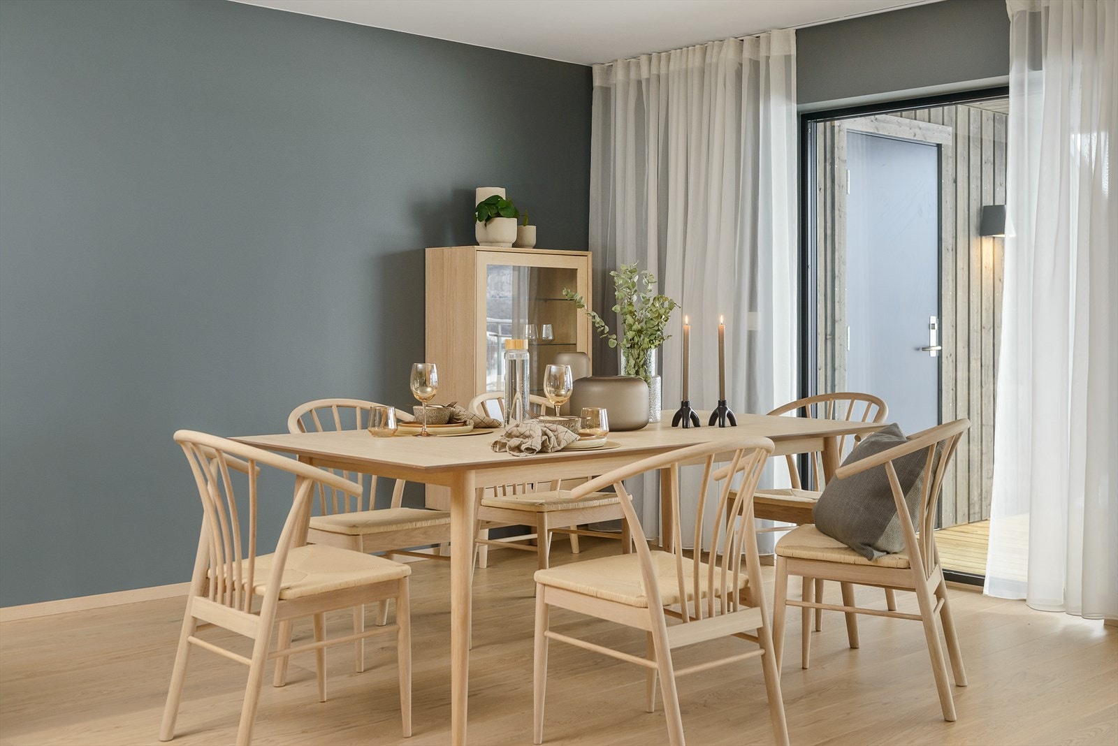 Her er romslig spisemøblement inne, og det er også rom for større spisegruppe på terrassen om ønskelig.jpg Galleribilde