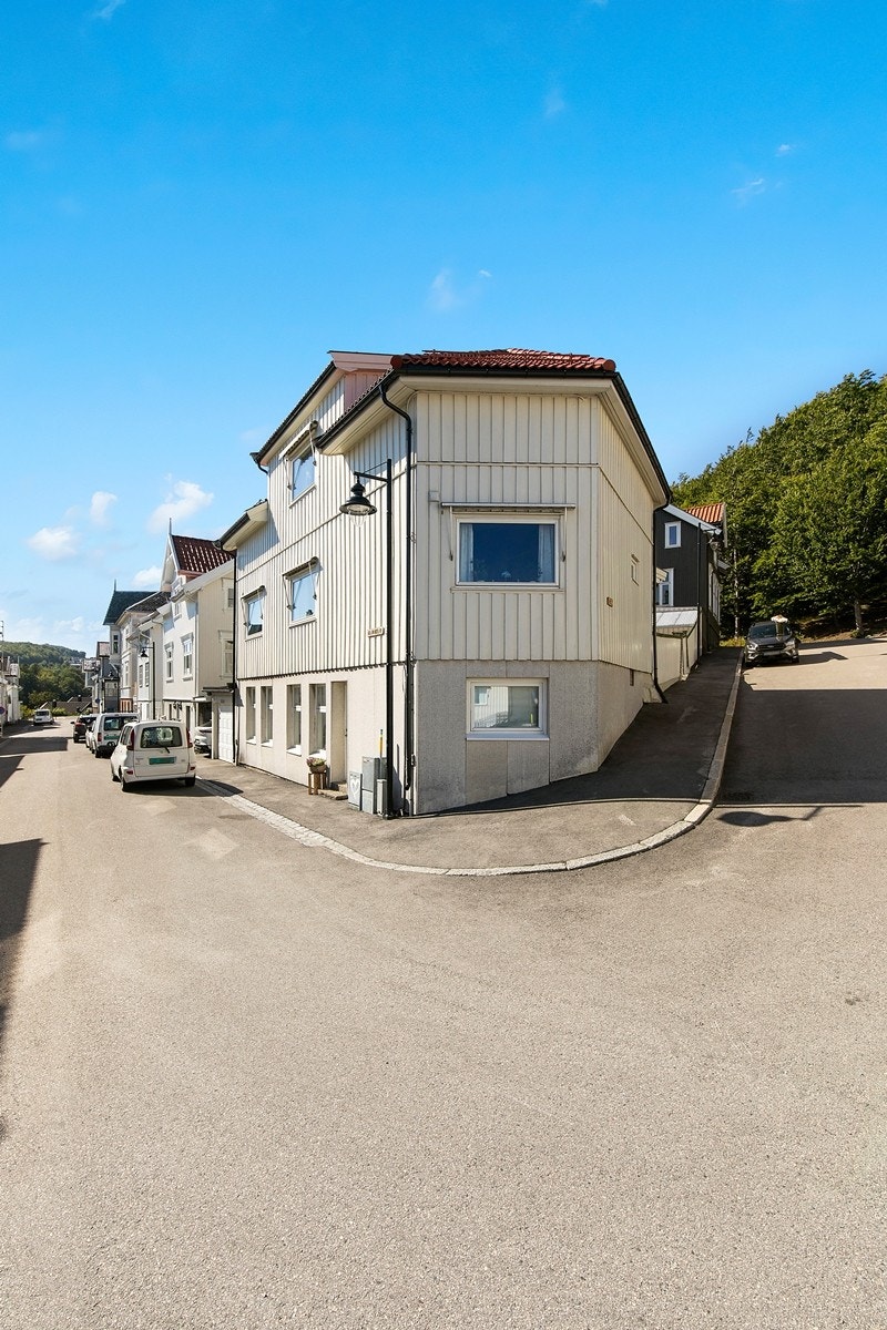 Underetasjen har adkomst fra gateplan i tillegg til trapp fra spisestuen i hovedetasjen. Galleribilde