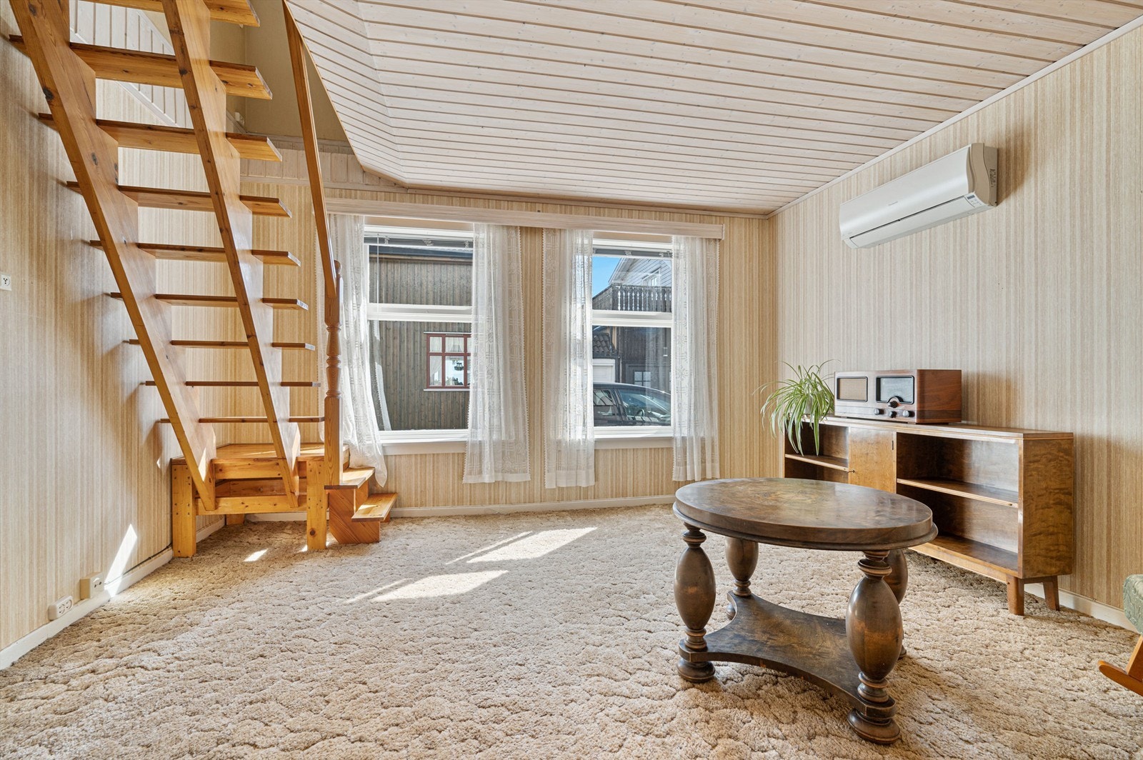 Store vinduer i hele etasjen mot gaten. Galleribilde